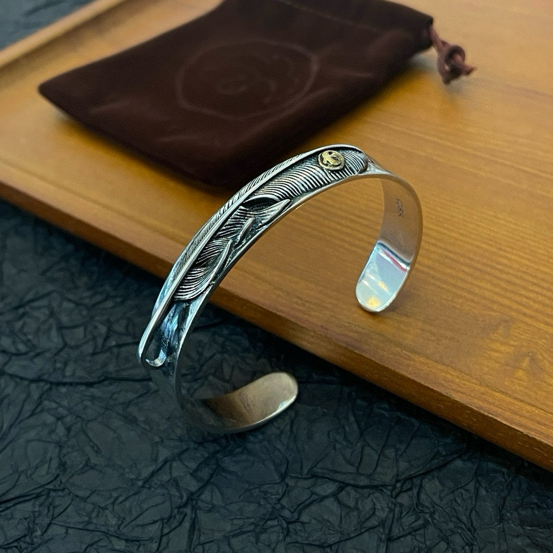 批💰125   【新品上架】Goro&rsquo;s高桥吾郎点金羽毛手镯 顶级版本 认准独家拍摄 主攻高端市场 绝对区别普通版本！图片产品细节与ZP一致！原版制作工艺 精工品质 纯手工打造 ～正品开模💝潮流时尚必备 男女均可佩戴 情侣款同款 摇滚朋克泰银风格 复古元素 潮流百搭 官网同款❤️