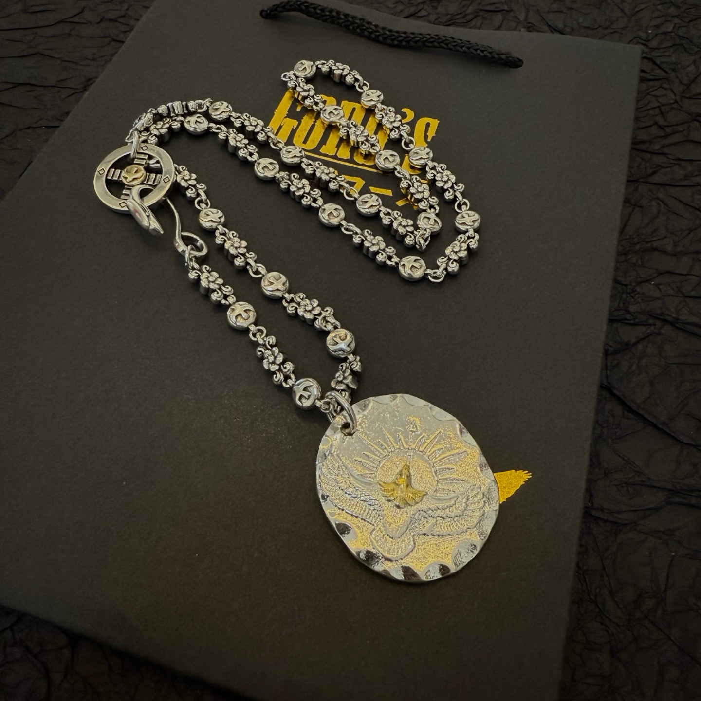 💰150 【新品上架】Goro&rsquo;s高桥吾郎金鹰银饼吊坠，高桥经典项链，顶级版本，认准独家拍摄，主攻高端市场 ，快手/ins/小红书热门款，绝对区别普通版本！图片产品细节与ZP一致！原版制作工艺 精工品质 纯手工打造 ～正品开模💝潮流时尚必备 男女均可佩戴 情侣款同款 摇滚朋克泰银风格 复古元素 潮流百搭 官网同款❤️