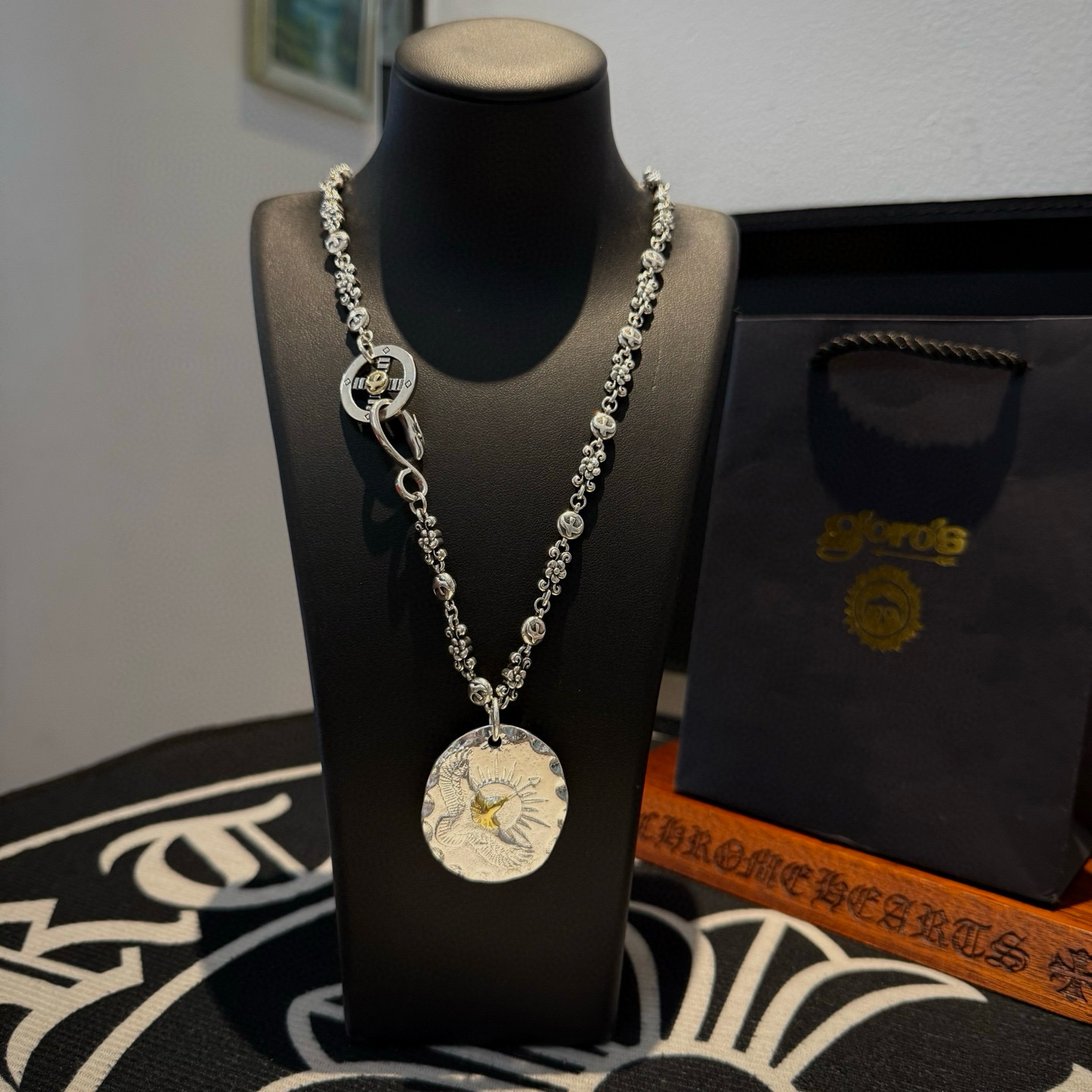 NO:603731,[New product on the shelves] Goro’s Goro Takahashi Golden Eagle Silver Cake Pendant, Takahashi’s classic necklace, top version, exclusive photo shoot, focusing on the high-end market, popular model on Kuaishou/ins/Xiaohongshu, absolutely different from the ordinary version!  The product details in the pictures are consistent with ZP!  Original production process, exquisite quality, purely handmade ~ Authentic mold opening, trendy and fashionable must-have, can be worn by both men and women, the same style for couples, rock punk Thai silver style, retro elements, trendy and versatile, the same style as the official website, boutique jewelry, necklace19860909【新品上架】Goro’s高桥吾郎金鹰银饼吊坠,高桥经典项链,顶级版本,认准独家拍摄,主攻高端市场 ,快手/ins/小红书热门款,绝对区别普通版本！图片产品细节与ZP一致！原版制作工艺 精工品质 纯手工打造 ～正品开模潮流时尚必备 男女均可佩戴 情侣款同款 摇滚朋克泰银风格 复古元素 潮流百搭 官网同款,饰品精品,necklace,Jewelry