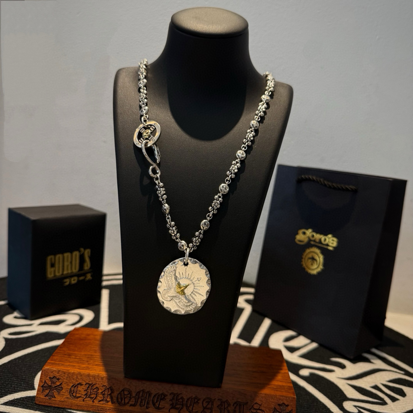 💰150 【新品上架】Goro&rsquo;s高桥吾郎金鹰银饼吊坠，高桥经典项链，顶级版本，认准独家拍摄，主攻高端市场 ，快手/ins/小红书热门款，绝对区别普通版本！图片产品细节与ZP一致！原版制作工艺 精工品质 纯手工打造 ～正品开模💝潮流时尚必备 男女均可佩戴 情侣款同款 摇滚朋克泰银风格 复古元素 潮流百搭 官网同款❤️