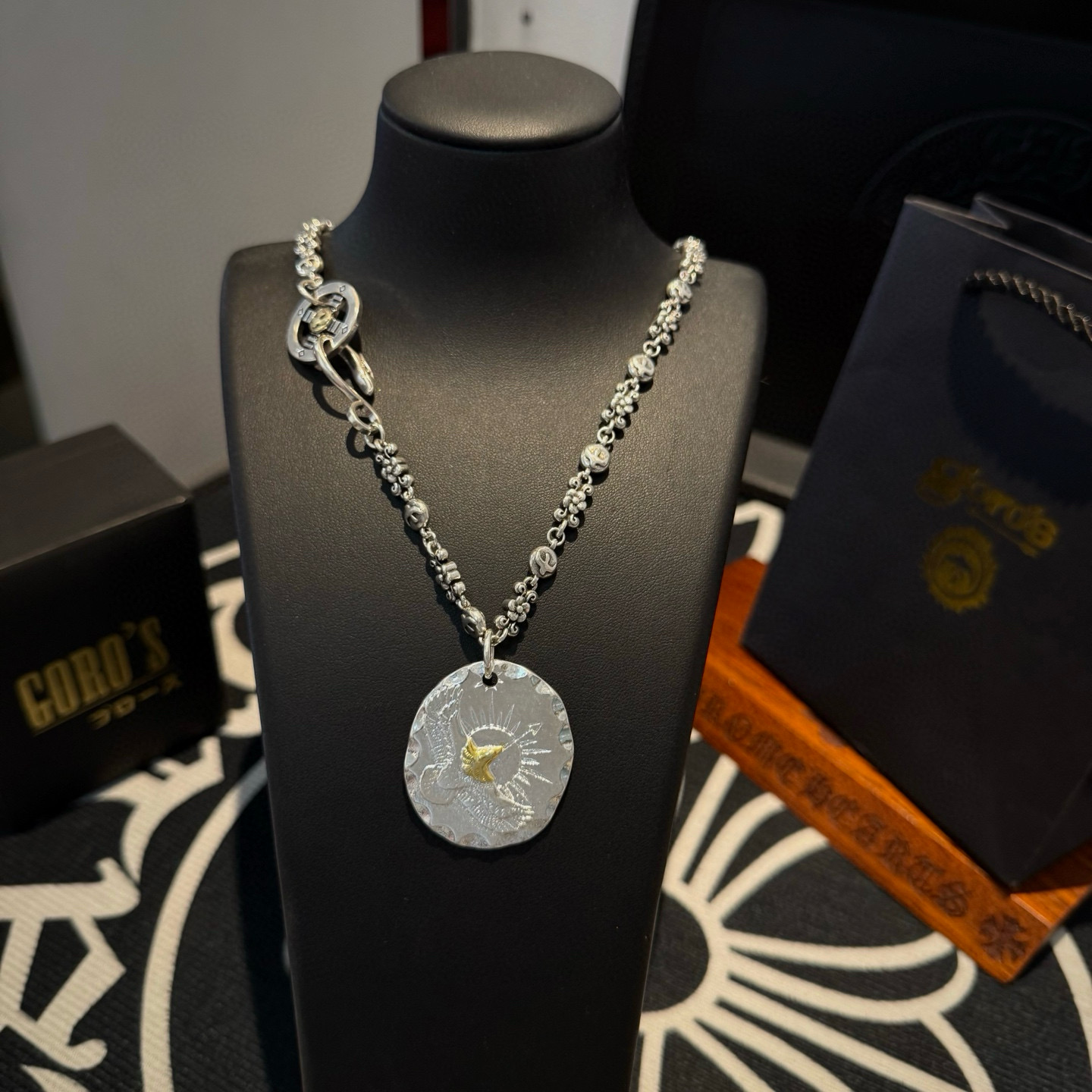 💰150 【新品上架】Goro&rsquo;s高桥吾郎金鹰银饼吊坠，高桥经典项链，顶级版本，认准独家拍摄，主攻高端市场 ，快手/ins/小红书热门款，绝对区别普通版本！图片产品细节与ZP一致！原版制作工艺 精工品质 纯手工打造 ～正品开模💝潮流时尚必备 男女均可佩戴 情侣款同款 摇滚朋克泰银风格 复古元素 潮流百搭 官网同款❤️
