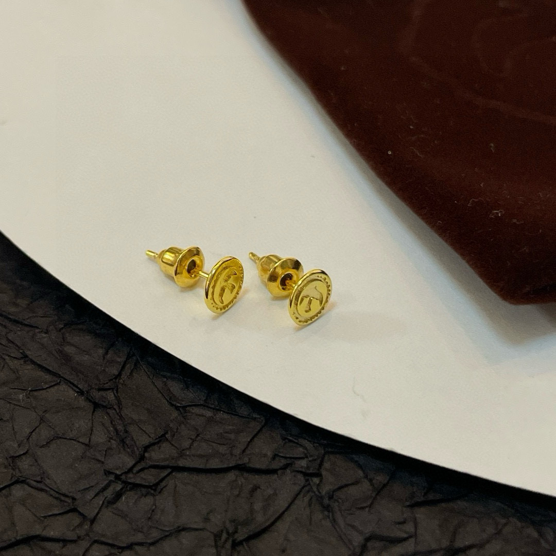 批💰85  【新品上架】Goro&rsquo;s高桥吾郎复古黄金色飞鸟耳钉，顶级版本 认准独家拍摄 主攻高端市场 绝对区别普通版本！图片产品细节与ZP一致！原版制作工艺 精工品质 纯手工打造 ～正品开模💝潮流时尚必备 男女均可佩戴 情侣款同款 摇滚朋克泰银风格 复古元素 潮流百搭 官网同款❤️