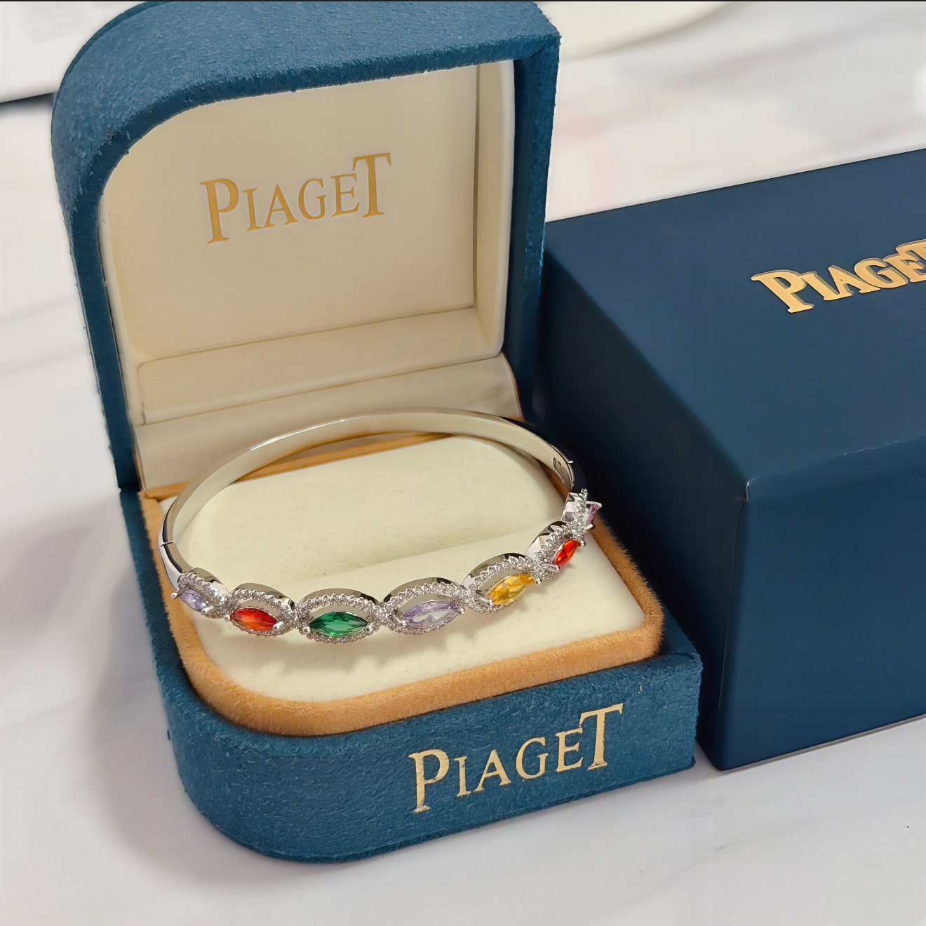 NO:603870,Piaget bracelet is a high-end customized version with inlaid diamond craftsmanship and V-gold material. The details are luxurious. The metal texture and texture complement each other and shine under the light, reflecting the luxury and elegance. Whether it is a business occasion or a sweet date, it can highlight delicacy and elegance. It is so beautiful when you get it. It is definitely your dream bracelet., jewelry boutique, Piaget, bracelet19860909Piaget伯爵手镯 高端定制版本 镶嵌钻工艺 ,V金材质 ,细节处尽显奢华.金属质感与纹理相互映衬,光线之下,熠熠生辉,体现了奢华与典雅的气质.无论是商务场合还是甜蜜约会都能凸显精致和优雅~上手都太美了,绝对是你的梦中情镯.,饰品精品,piaget,bracelet,Jewelry