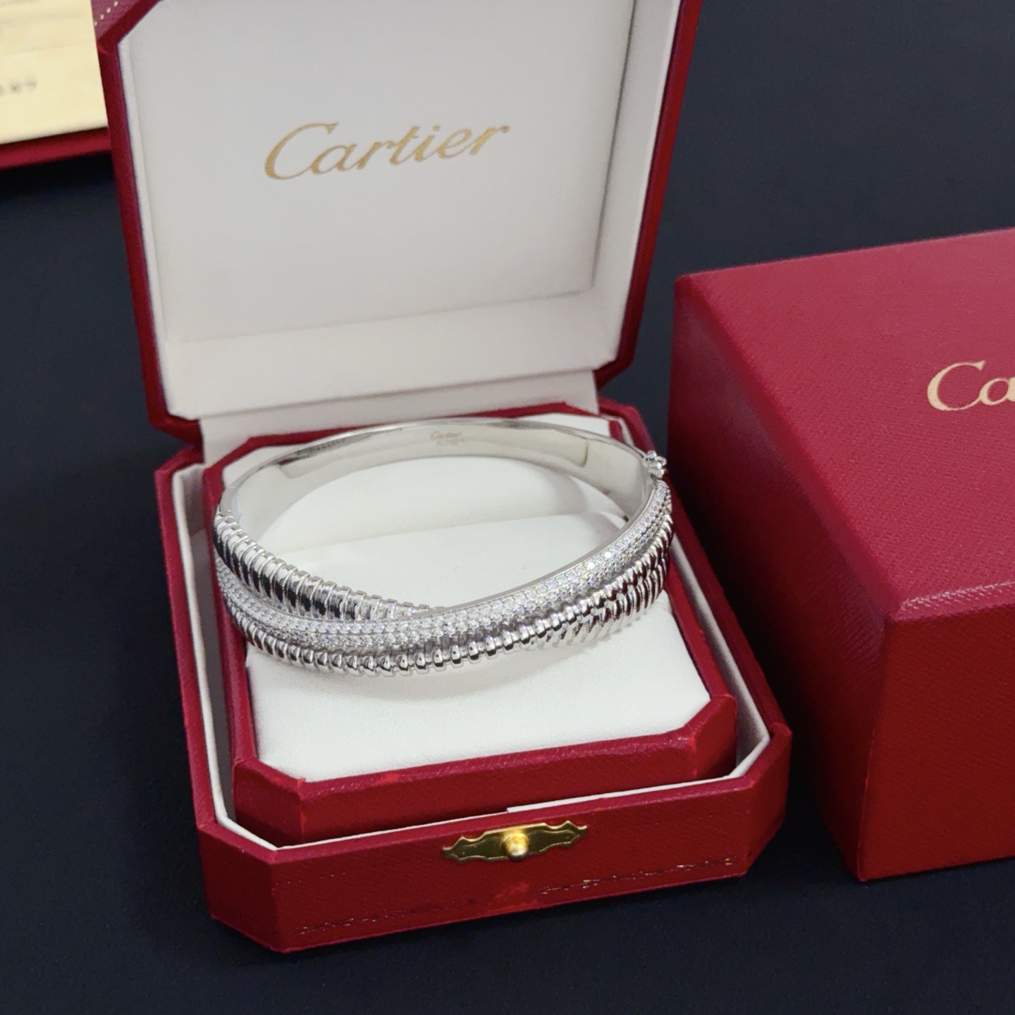 NO:603873,Cartier diamond-encrusted bracelet, high-end customized version, diamond-encrusted craftsmanship, V gold material, classic and fashionable style, reconstruct the aesthetics of love with sharp lines!  Breaking the rules, the diamond-encrusted design actually achieves the ceiling of high-end sense - no need for flashy accumulation, love should be as pure as ever. Cartier is loved by many celebrities and Internet celebrities. The Leopard series bracelet is absolutely an eternal classic, and it is not limited to men and women, and there is no age limit!  Wear it and you will be the center of attention!  , jewelry boutique, cartier, bracelet19860909卡地亚镶钻手镯 高端定制版本 镶嵌钻工艺 V金材质 经典而时尚风格 用凌厉线条重构爱情美学！打破常规,镶嵌钻设计反而成就高级感天花板——无需浮华堆砌,爱本应纯粹如初 卡地亚受众多明星网红的爱戴 豹子系列手镯 绝对是永恒经典 而且男女不限 年龄不限 ！戴上它你就是焦点！,饰品精品,cartier,bracelet,Jewelry