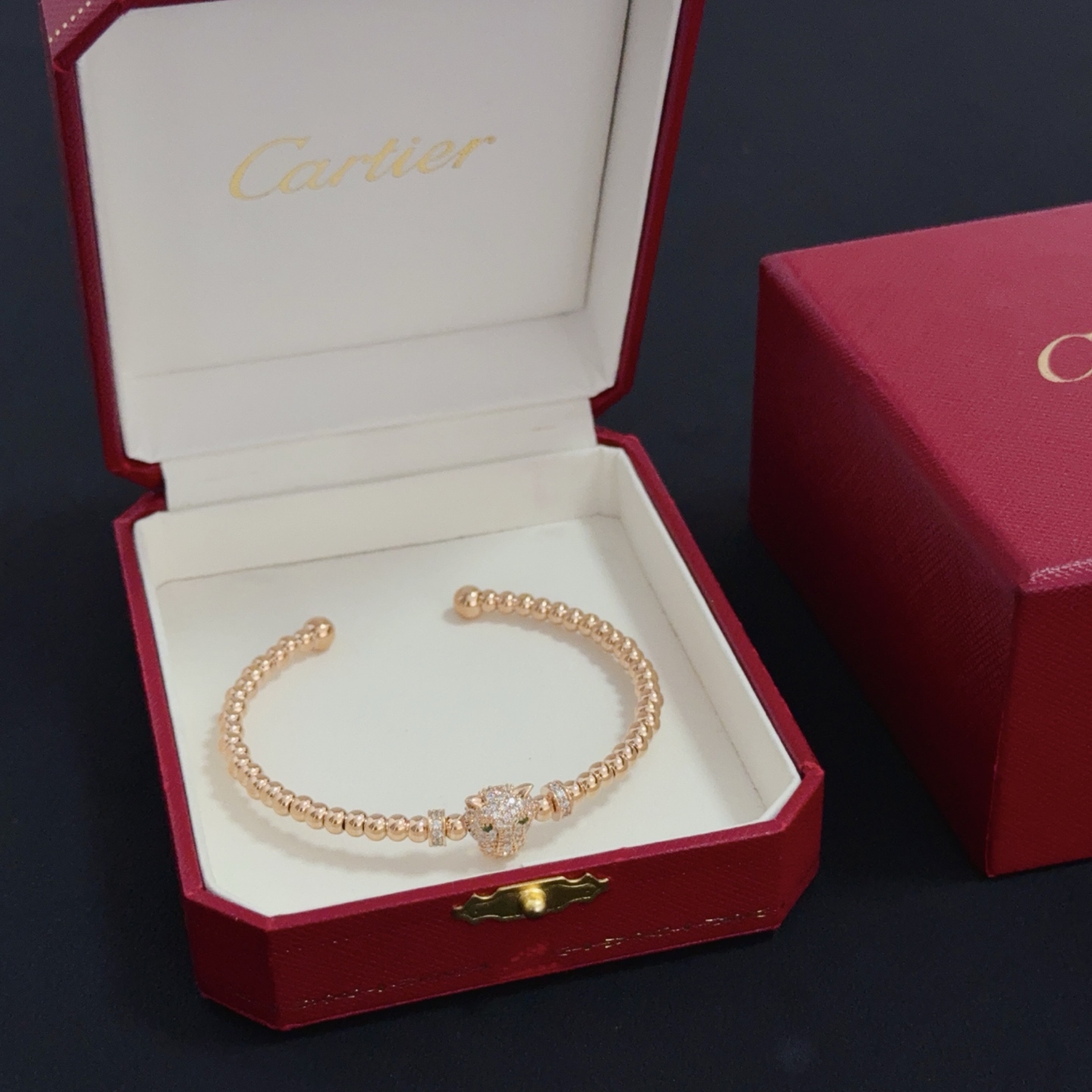 NO:603875,Cartier diamond-encrusted bracelet, high-end customized version, diamond-encrusted craftsmanship, V gold material, classic and fashionable style, reconstruct the aesthetics of love with sharp lines!  Breaking the rules, the diamond-encrusted design actually achieves the ceiling of high-end sense - no need for flashy accumulation, love should be as pure as ever. Cartier is loved by many celebrities and Internet celebrities. The Leopard series bracelet is absolutely an eternal classic, and it is not limited to men and women, and there is no age limit!  Wear it and you will be the center of attention!  , jewelry boutique, cartier, bracelet19860909卡地亚镶钻手镯 高端定制版本 镶嵌钻工艺 V金材质 经典而时尚风格 用凌厉线条重构爱情美学！打破常规,镶嵌钻设计反而成就高级感天花板——无需浮华堆砌,爱本应纯粹如初 卡地亚受众多明星网红的爱戴 豹子系列手镯 绝对是永恒经典 而且男女不限 年龄不限 ！戴上它你就是焦点！,饰品精品,cartier,bracelet,Jewelry