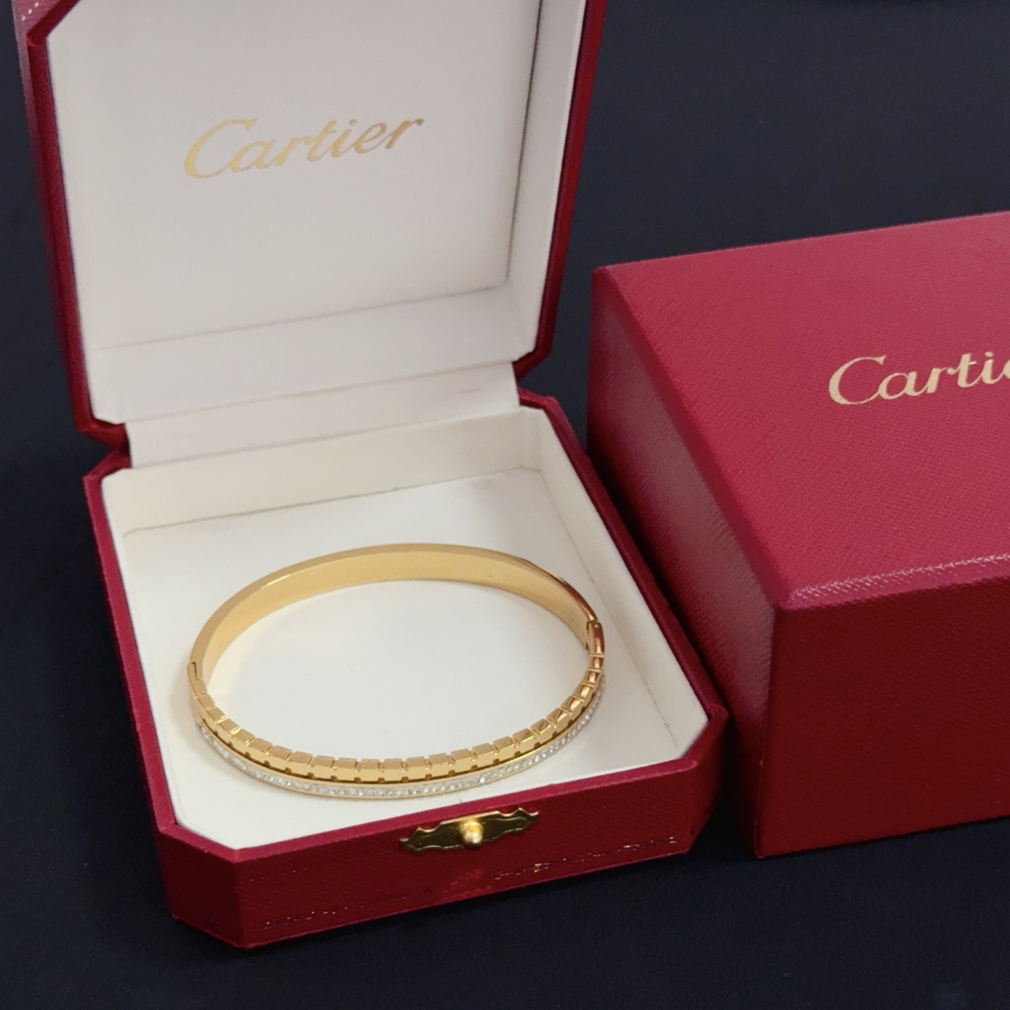 NO:603877,Cartier diamond-encrusted bracelet, high-end customized version, diamond-encrusted craftsmanship, V gold material, classic and fashionable style, reconstruct the aesthetics of love with sharp lines!  Breaking the rules, the diamond-encrusted design actually achieves the ceiling of high-end sense - no need for flashy accumulation, love should be as pure as ever. Cartier is loved by many celebrities and Internet celebrities. The Leopard series bracelet is absolutely an eternal classic, and it is not limited to men and women, and there is no age limit!  Wear it and you will be the center of attention!  , jewelry boutique, cartier, bracelet19860909卡地亚镶钻手镯 高端定制版本 镶嵌钻工艺 V金材质 经典而时尚风格 用凌厉线条重构爱情美学！打破常规,镶嵌钻设计反而成就高级感天花板——无需浮华堆砌,爱本应纯粹如初 卡地亚受众多明星网红的爱戴 豹子系列手镯 绝对是永恒经典 而且男女不限 年龄不限 ！戴上它你就是焦点！,饰品精品,cartier,bracelet,Jewelry