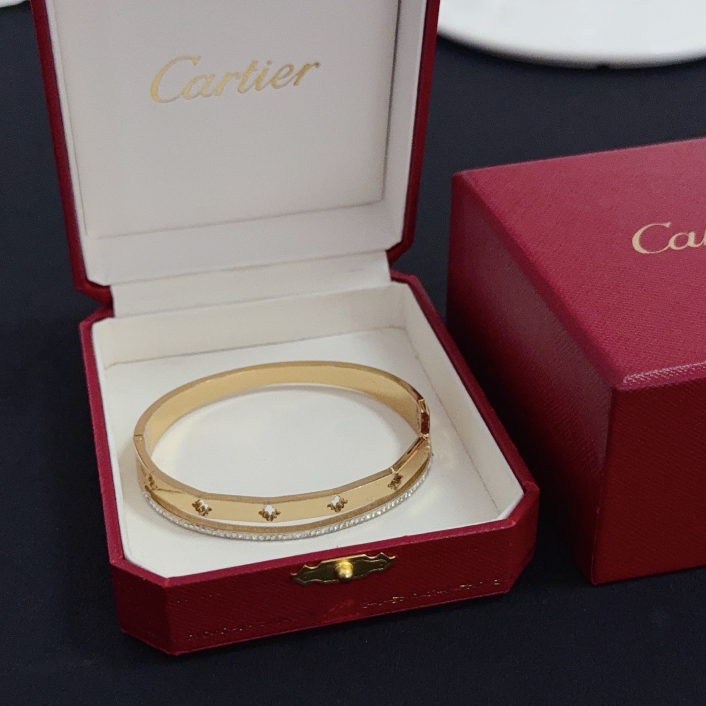 NO:603881,Cartier diamond-encrusted bracelet, high-end customized version, diamond-encrusted craftsmanship, V gold material, classic and fashionable style, reconstruct the aesthetics of love with sharp lines!  Breaking the rules, the diamond-encrusted design actually achieves the ceiling of high-end sense - no need for flashy accumulation, love should be as pure as ever. Cartier is loved by many celebrities and Internet celebrities. The Leopard series bracelet is absolutely an eternal classic, and it is not limited to men and women, and there is no age limit!  Wear it and you will be the center of attention!  , jewelry boutique, cartier, bracelet19860909卡地亚镶钻手镯 高端定制版本 镶嵌钻工艺 V金材质 经典而时尚风格 用凌厉线条重构爱情美学！打破常规,镶嵌钻设计反而成就高级感天花板——无需浮华堆砌,爱本应纯粹如初 卡地亚受众多明星网红的爱戴 豹子系列手镯 绝对是永恒经典 而且男女不限 年龄不限 ！戴上它你就是焦点！,饰品精品,cartier,bracelet,Jewelry