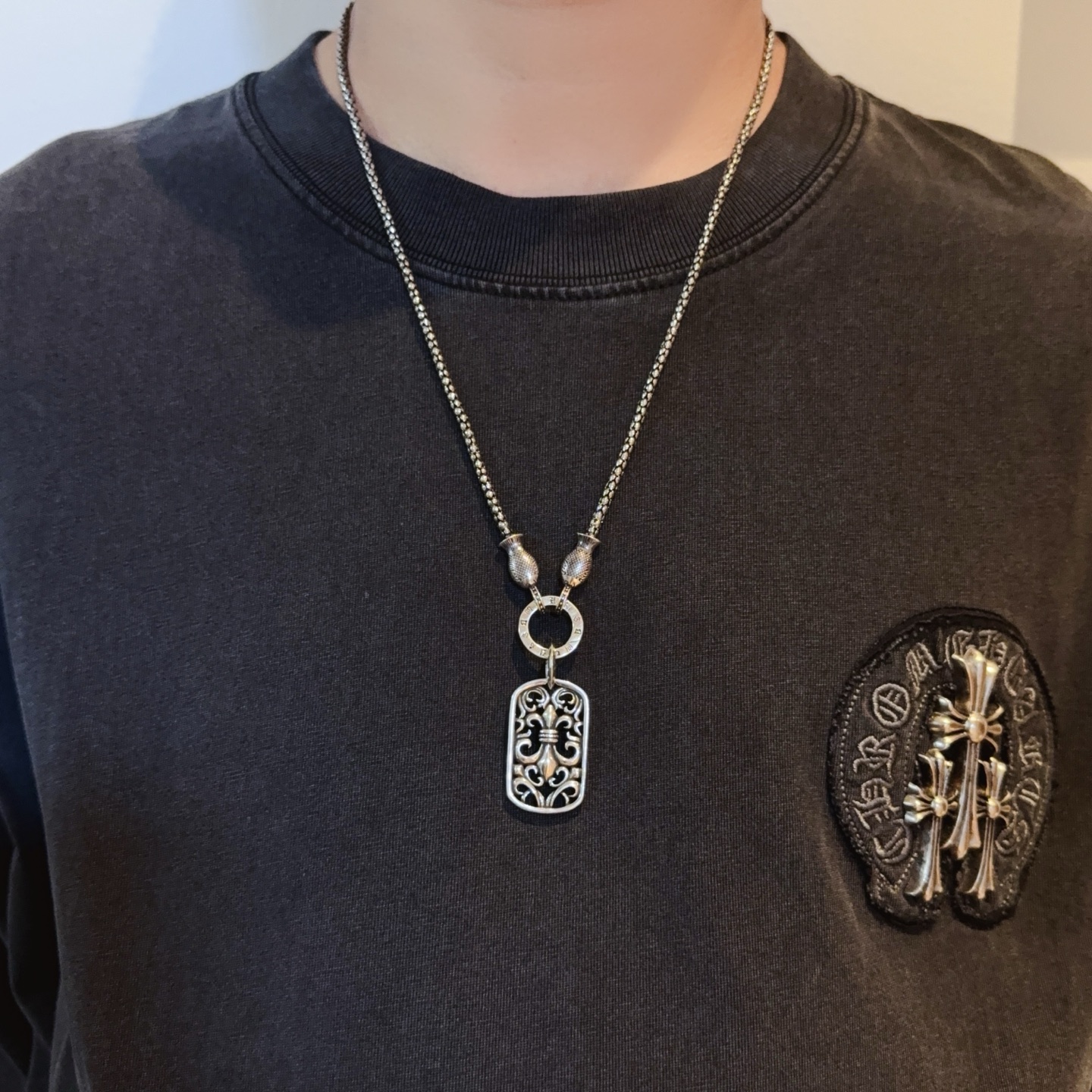 NO:603748,New [counter quality] Chrome Hearts classic retro multi-element necklace, square Scout flower pendant, concave and convex shapes with different pattern design styles, showing a distinctive cross. The Scout flower is the symbol of Chrome Hearts, so it is more durable. Genuine pattern-printed Chrome Hearts distinguishes the ordinary light version in the market. Match the version and benchmark quality. Look at the printing details, the degree of retro ash oxidation. Seiko version!  !  !  Purely handmade ~ Authentic open mold fashion essentials. Can be worn by both men and women. Same style for couples. Official website original. Rock punk Thai silver style. Retro elements. Trendy and versatile!  , jewelry boutique, chrome hearts, chrome hearts, necklace19860909新款【专柜品质】Chrome Hearts克罗心经典复古多元素项链 方牌童军花吊坠 凹凸造型不同的花纹设计风格 呈现出与众不同 十字架 童军花是克罗心的志 所以更经久不衰 正品打版Chrome Hearts克罗心 区别市场普通轻版 对版对标品质 看字印细节 复古做旧灰氧程度.精工版本！！！ 纯手工打造 ～正品开模潮流时尚必备 男女均可佩戴 情侣同款 官网原版 摇滚朋克泰银风格 复古元素 潮流百搭！,饰品精品,chrome hearts,chrome hearts,necklace,Jewelry