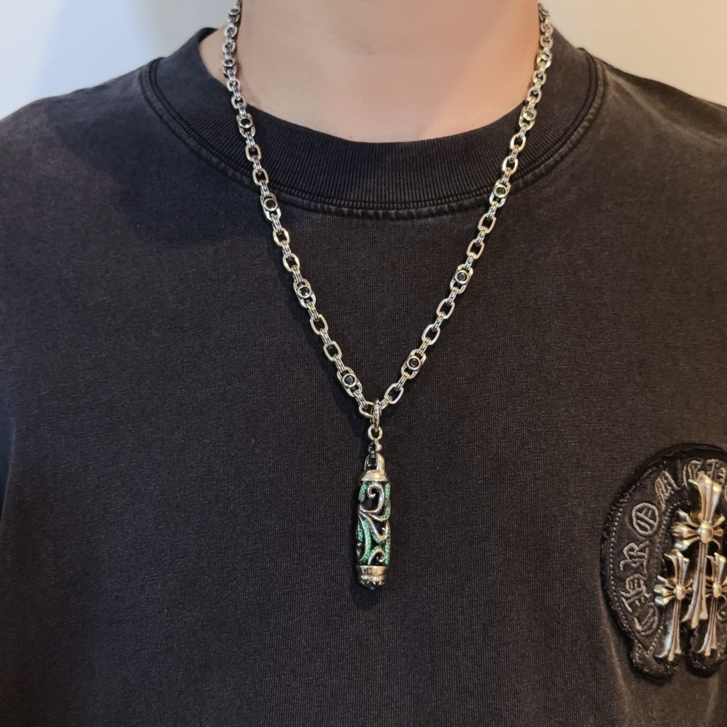 NO:603758,New [counter quality] Chrome Hearts classic retro multi-element green diamond letter necklace, green diamond rattan flower pendant, concave and convex shapes with different pattern design styles, showing a distinctive cross. The Scout flower is the symbol of Chrome Hearts, so it is more durable. Genuine pattern-printing Chrome Hearts distinguishes the ordinary light version in the market. Match the version and benchmark quality. Look at the printing details. The degree of retro gray oxidation. Seiko version!  !  !  Purely handmade ~ Authentic open mold fashion essentials. Can be worn by both men and women. Same style for couples. Official website original. Rock punk Thai silver style. Retro elements. Trendy and versatile!  , jewelry boutique, chrome hearts, chrome hearts, necklace19860909新款【专柜品质】Chrome Hearts克罗心经典复古多元素绿钻字母项链 绿钻藤花吊坠 凹凸造型不同的花纹设计风格 呈现出与众不同 十字架 童军花是克罗心的志 所以更经久不衰 正品打版Chrome Hearts克罗心 区别市场普通轻版 对版对标品质 看字印细节 复古做旧灰氧程度.精工版本！！！ 纯手工打造 ～正品开模潮流时尚必备 男女均可佩戴 情侣同款 官网原版 摇滚朋克泰银风格 复古元素 潮流百搭！,饰品精品,chrome hearts,chrome hearts,necklace,Jewelry