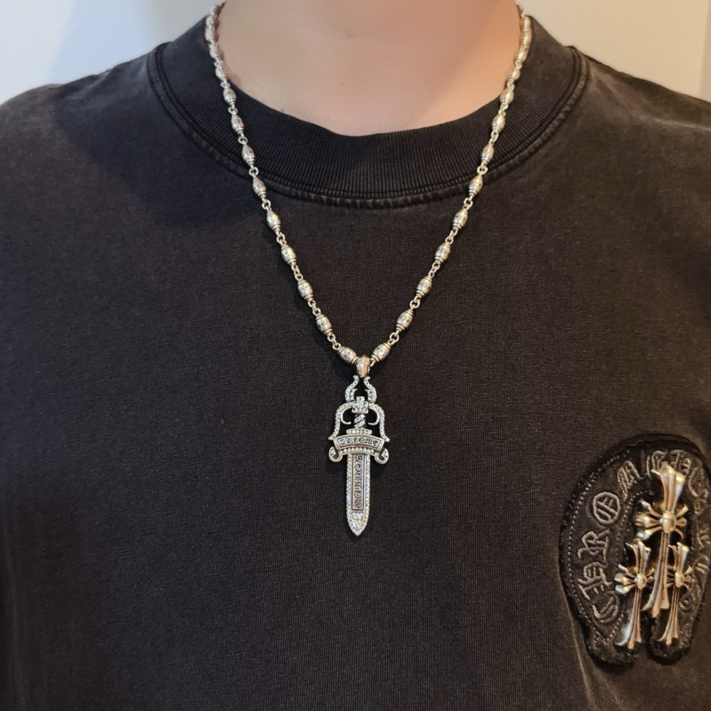 NO:603764,New [counter quality] Chrome Hearts classic retro multi-element cross flower ball necklace, full diamond sword pendant, concave and convex shapes with different pattern design styles, showing a distinctive cross. The Scout flower is the symbol of Chrome Hearts, so it is more durable. Genuine pattern-printed Chrome Hearts distinguishes the ordinary light version in the market. Match the version and benchmark quality. Look at the printing details. The degree of retro gray oxidation. Seiko version!  !  !  Purely handmade ~ Authentic open mold fashion essentials. Can be worn by both men and women. Same style for couples. Official website original. Rock punk Thai silver style. Retro elements. Trendy and versatile!  , jewelry boutique, chrome hearts, chrome hearts, necklace19860909新款【专柜品质】Chrome Hearts克罗心经典复古多元素十字花球项链 满钻宝剑吊坠 凹凸造型不同的花纹设计风格 呈现出与众不同 十字架 童军花是克罗心的志 所以更经久不衰 正品打版Chrome Hearts克罗心 区别市场普通轻版 对版对标品质 看字印细节 复古做旧灰氧程度.精工版本！！！ 纯手工打造 ～正品开模潮流时尚必备 男女均可佩戴 情侣同款 官网原版 摇滚朋克泰银风格 复古元素 潮流百搭！,饰品精品,chrome hearts,chrome hearts,necklace,Jewelry