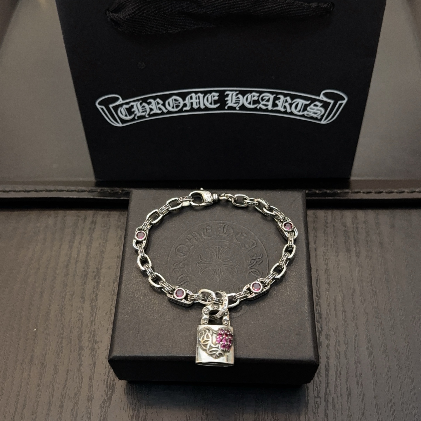 NO:603741,New [Counter Quality] Chrome Hearts Classic Retro Pink Diamond Cross Bracelet. The concave and convex shapes have different pattern design styles, showing a distinctive cross. The Scout flower is Chrome Hearts' symbol, so it is more durable. Genuine patterned Chrome Hearts distinguishes the ordinary light version in the market. Match the version and benchmark quality. Look at the printing details. The degree of retro gray oxidation. Seiko version!  !  !  Purely handmade ~ Authentic open mold fashion essentials. Can be worn by both men and women. Same style for couples. Official website original. Rock punk Thai silver style. Retro elements. Trendy and versatile!  , jewelry boutique, chrome hearts, chrome hearts, bracelet19860909新款【专柜品质】Chrome Hearts克罗心经典复古粉钻十字架手链 凹凸造型不同的花纹设计风格 呈现出与众不同 十字架 童军花是克罗心的志 所以更经久不衰 正品打版Chrome Hearts克罗心 区别市场普通轻版 对版对标品质 看字印细节 复古做旧灰氧程度.精工版本！！！ 纯手工打造 ～正品开模潮流时尚必备 男女均可佩戴 情侣同款 官网原版 摇滚朋克泰银风格 复古元素 潮流百搭！,饰品精品,chrome hearts,chrome hearts,bracelet,Jewelry