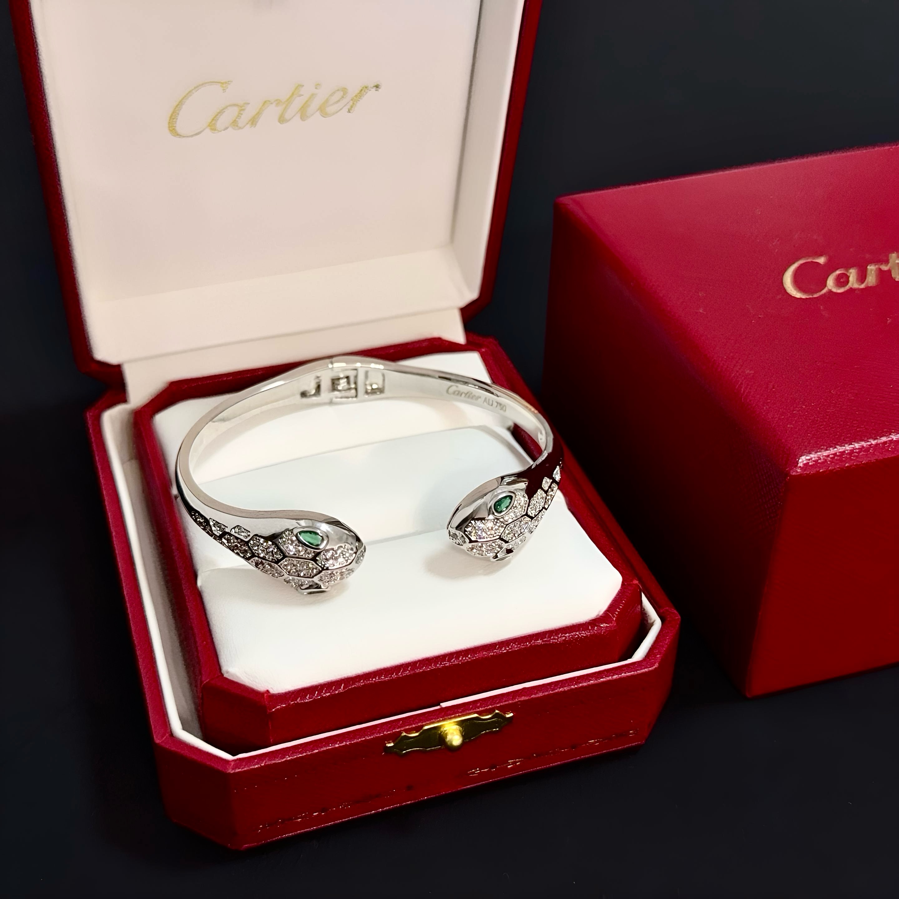 NO:604511,Cartier diamond-encrusted bracelet, high-end customized version, diamond-encrusted craftsmanship, V gold material, classic and fashionable style, reconstruct the aesthetics of love with sharp lines!  Breaking the rules, the diamond-encrusted design actually achieves the ceiling of high-end sense - no need for flashy accumulation, love should be as pure as ever. Cartier is loved by many celebrities and Internet celebrities. The Leopard series bracelet is absolutely an eternal classic, and it is not limited to men and women, and there is no age limit!  Wear it and you will be the center of attention!  , jewelry boutique, cartier, bracelet19860909卡地亚镶钻手镯 高端定制版本 镶嵌钻工艺 V金材质 经典而时尚风格 用凌厉线条重构爱情美学！打破常规,镶嵌钻设计反而成就高级感天花板——无需浮华堆砌,爱本应纯粹如初 卡地亚受众多明星网红的爱戴 豹子系列手镯 绝对是永恒经典 而且男女不限 年龄不限 ！戴上它你就是焦点！,饰品精品,cartier,bracelet,Jewelry