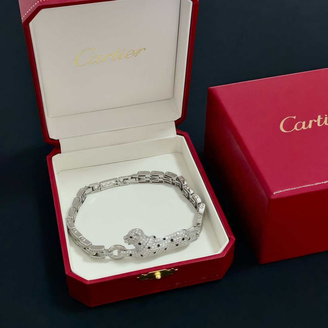 NO:604482,Cartier diamond-encrusted cheetah bracelet, high-end customized version, diamond-encrusted craftsmanship, V-gold material, classic and fashionable style, using sharp lines to reconstruct the aesthetics of love!  Breaking the rules, the diamond-encrusted design actually achieves the ceiling of high-end sense - no need for flashy accumulation, love should be as pure as ever. Cartier is loved by many celebrities and Internet celebrities. The Leopard series bracelet is absolutely an eternal classic, and it is not limited to men and women, and there is no age limit!  Wear it and you will be the center of attention!  , jewelry boutique,cartier,bracelet,bracelet19860909卡地亚镶钻猎豹手链 高端定制版本 镶嵌钻工艺 V金材质 经典而时尚风格 用凌厉线条重构爱情美学！打破常规,镶嵌钻设计反而成就高级感天花板——无需浮华堆砌,爱本应纯粹如初 卡地亚受众多明星网红的爱戴 豹子系列手镯 绝对是永恒经典 而且男女不限 年龄不限 ！戴上它你就是焦点！,饰品精品,cartier,bracelet,bracelet,Jewelry