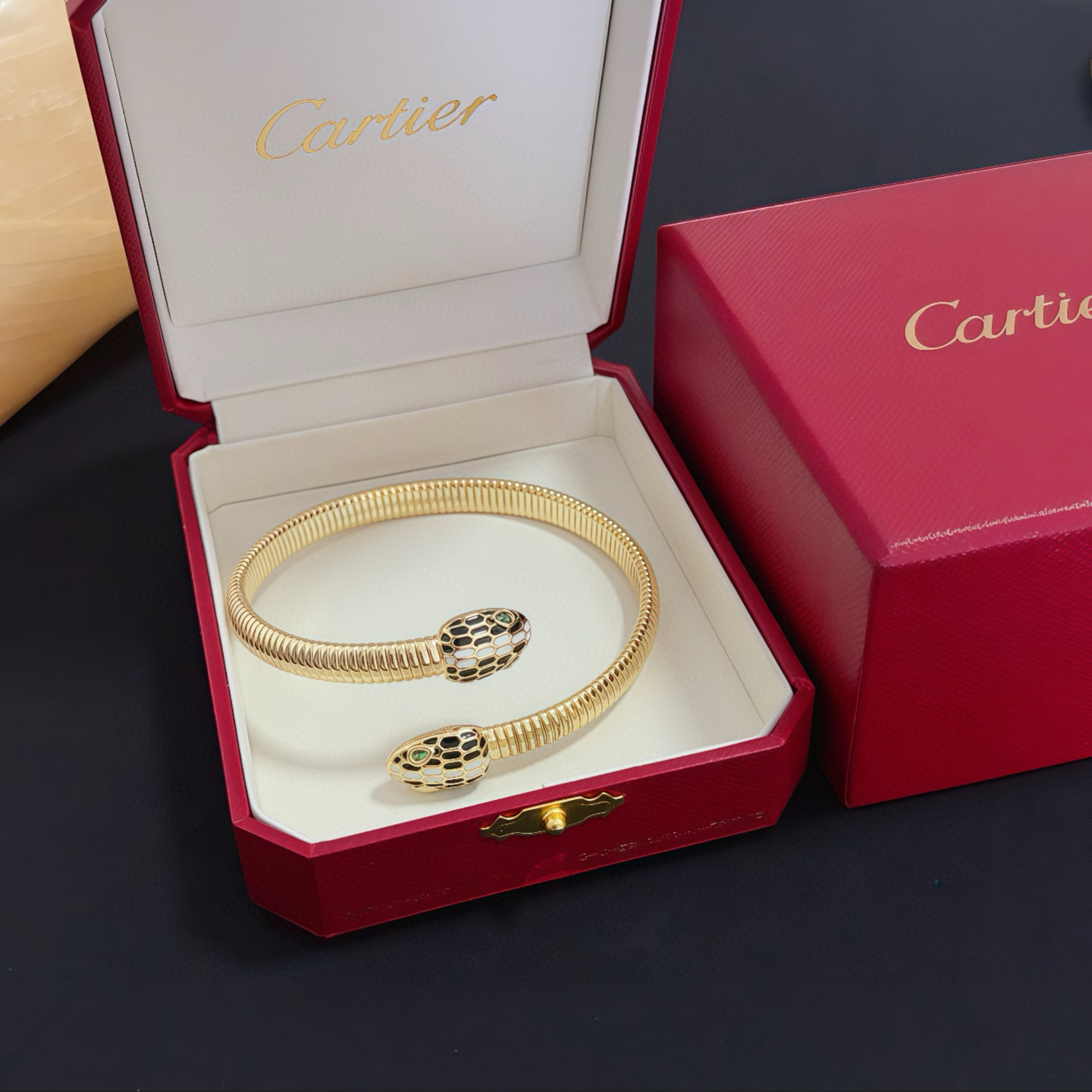 NO:604494,Cartier diamond-encrusted bracelet, high-end customized version, diamond-encrusted craftsmanship, V gold material, classic and fashionable style, reconstruct the aesthetics of love with sharp lines!  Breaking the rules, the diamond-encrusted design actually achieves the ceiling of high-end sense - no need for flashy accumulation, love should be as pure as ever. Cartier is loved by many celebrities and Internet celebrities. The Leopard series bracelet is absolutely an eternal classic, and it is not limited to men and women, and there is no age limit!  Wear it and you will be the center of attention!  , jewelry boutique, cartier, bracelet19860909卡地亚镶钻手镯 高端定制版本 镶嵌钻工艺 V金材质 经典而时尚风格 用凌厉线条重构爱情美学！打破常规,镶嵌钻设计反而成就高级感天花板——无需浮华堆砌,爱本应纯粹如初 卡地亚受众多明星网红的爱戴 豹子系列手镯 绝对是永恒经典 而且男女不限 年龄不限 ！戴上它你就是焦点！,饰品精品,cartier,bracelet,Jewelry