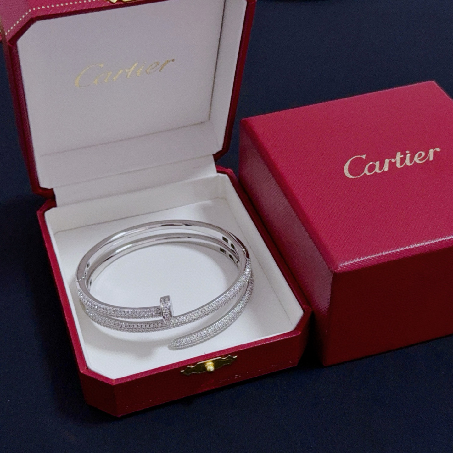 NO:604520,Cartier diamond-encrusted nail bracelet, high-end customized version, diamond-encrusted craftsmanship, V gold material, classic and fashionable style, reconstruct the aesthetics of love with sharp lines!  Breaking the rules, the diamond-encrusted design actually achieves the ceiling of high-end sense - no need for flashy accumulation, love should be as pure as ever. Cartier is loved by many celebrities and Internet celebrities. The Leopard series bracelet is absolutely an eternal classic, and it is not limited to men and women, and there is no age limit!  Wear it and you will be the center of attention!  , jewelry boutique, cartier, bracelet19860909卡地亚镶钻钉子手镯 高端定制版本 镶嵌钻工艺 V金材质 经典而时尚风格 用凌厉线条重构爱情美学！打破常规,镶嵌钻设计反而成就高级感天花板——无需浮华堆砌,爱本应纯粹如初 卡地亚受众多明星网红的爱戴 豹子系列手镯 绝对是永恒经典 而且男女不限 年龄不限 ！戴上它你就是焦点！,饰品精品,cartier,bracelet,Jewelry