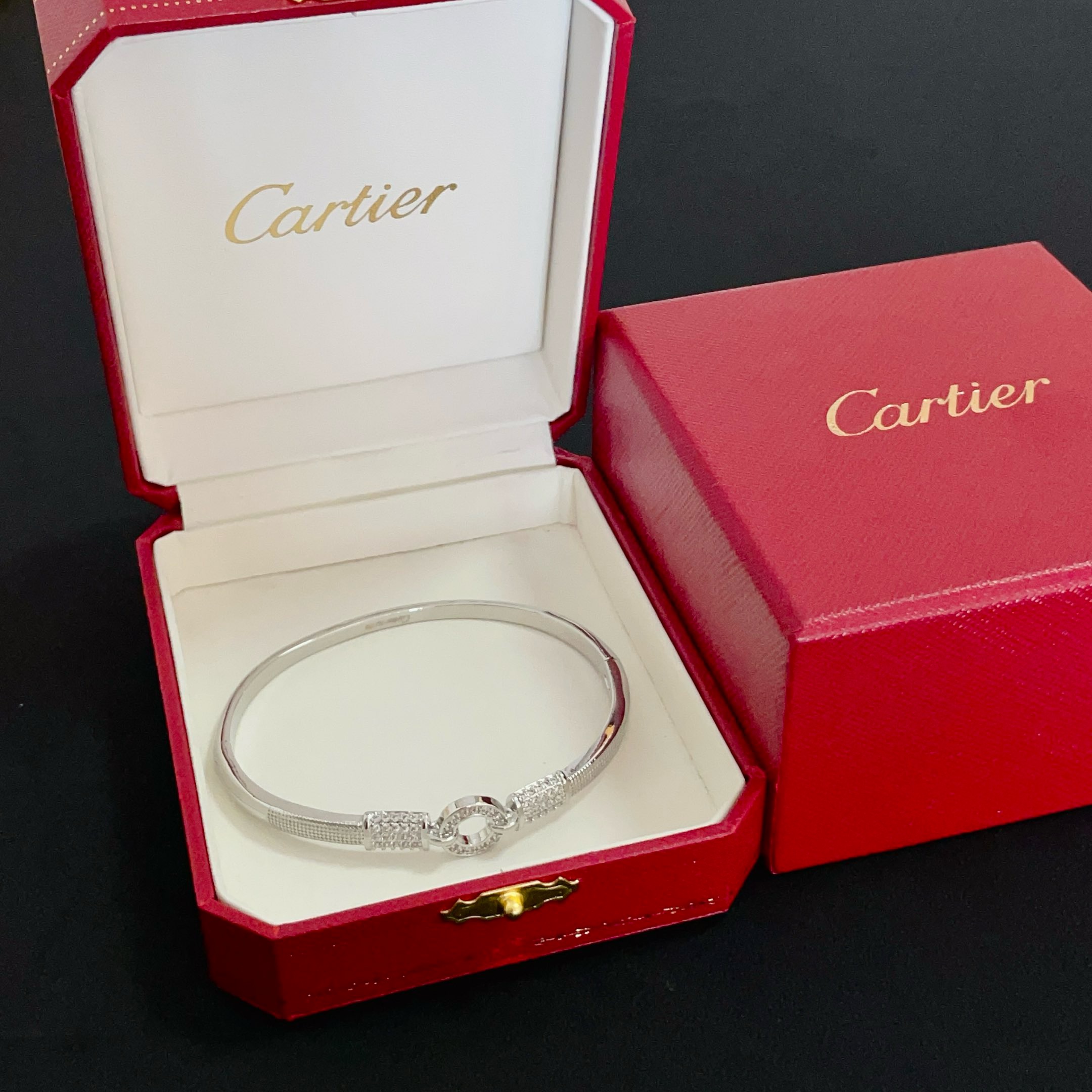 NO:604532,Cartier diamond-encrusted bracelet, high-end customized version, diamond-encrusted craftsmanship, V gold material, classic and fashionable style, reconstruct the aesthetics of love with sharp lines!  Breaking the rules, the diamond-encrusted design actually achieves the ceiling of high-end sense - no need for flashy accumulation, love should be as pure as ever. Cartier is loved by many celebrities and Internet celebrities. The Leopard series bracelet is absolutely an eternal classic, and it is not limited to men and women, and there is no age limit!  Wear it and you will be the center of attention!  , jewelry boutique, cartier, bracelet19860909卡地亚镶钻手镯 高端定制版本 镶嵌钻工艺 V金材质 经典而时尚风格 用凌厉线条重构爱情美学！打破常规,镶嵌钻设计反而成就高级感天花板——无需浮华堆砌,爱本应纯粹如初 卡地亚受众多明星网红的爱戴 豹子系列手镯 绝对是永恒经典 而且男女不限 年龄不限 ！戴上它你就是焦点！,饰品精品,cartier,bracelet,Jewelry