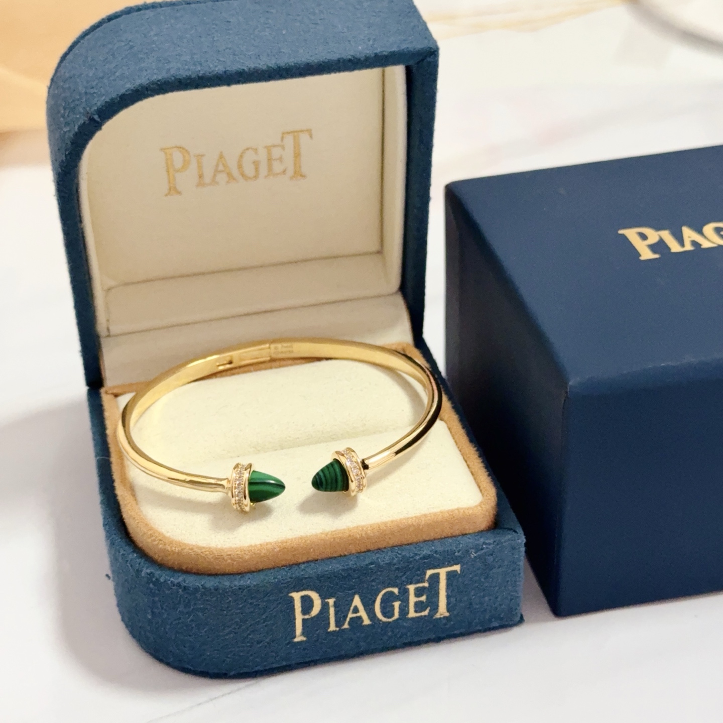 NO:604547,Piaget bracelet is a high-end customized version with inlaid diamond craftsmanship and V-gold material. The details are luxurious. The metal texture and texture complement each other and shine under the light, reflecting the luxury and elegance. Whether it is a business occasion or a sweet date, it can highlight delicacy and elegance. It is so beautiful when you get it. It is definitely your dream bracelet., jewelry boutique, Piaget, bracelet19860909Piaget伯爵手镯 高端定制版本 镶嵌钻工艺 ,V金材质 ,细节处尽显奢华.金属质感与纹理相互映衬,光线之下,熠熠生辉,体现了奢华与典雅的气质.无论是商务场合还是甜蜜约会都能凸显精致和优雅~上手都太美了,绝对是你的梦中情镯.,饰品精品,piaget,bracelet,Jewelry