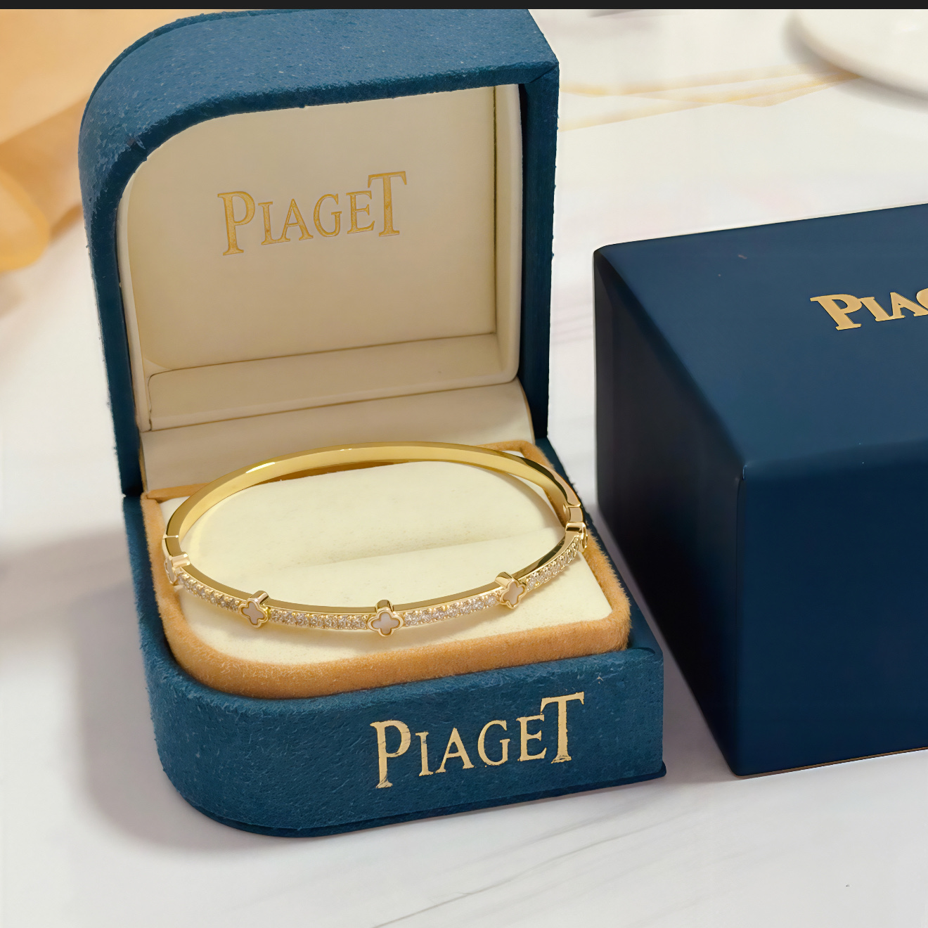 NO:604555,Piaget bracelet is a high-end customized version with inlaid diamond craftsmanship and V-gold material. The details are luxurious. The metal texture and texture complement each other and shine under the light, reflecting the luxury and elegance. Whether it is a business occasion or a sweet date, it can highlight delicacy and elegance. It is so beautiful when you get it. It is definitely your dream bracelet., jewelry boutique, Piaget, bracelet19860909Piaget伯爵手镯 高端定制版本 镶嵌钻工艺 ,V金材质 ,细节处尽显奢华.金属质感与纹理相互映衬,光线之下,熠熠生辉,体现了奢华与典雅的气质.无论是商务场合还是甜蜜约会都能凸显精致和优雅~上手都太美了,绝对是你的梦中情镯.,饰品精品,piaget,bracelet,Jewelry