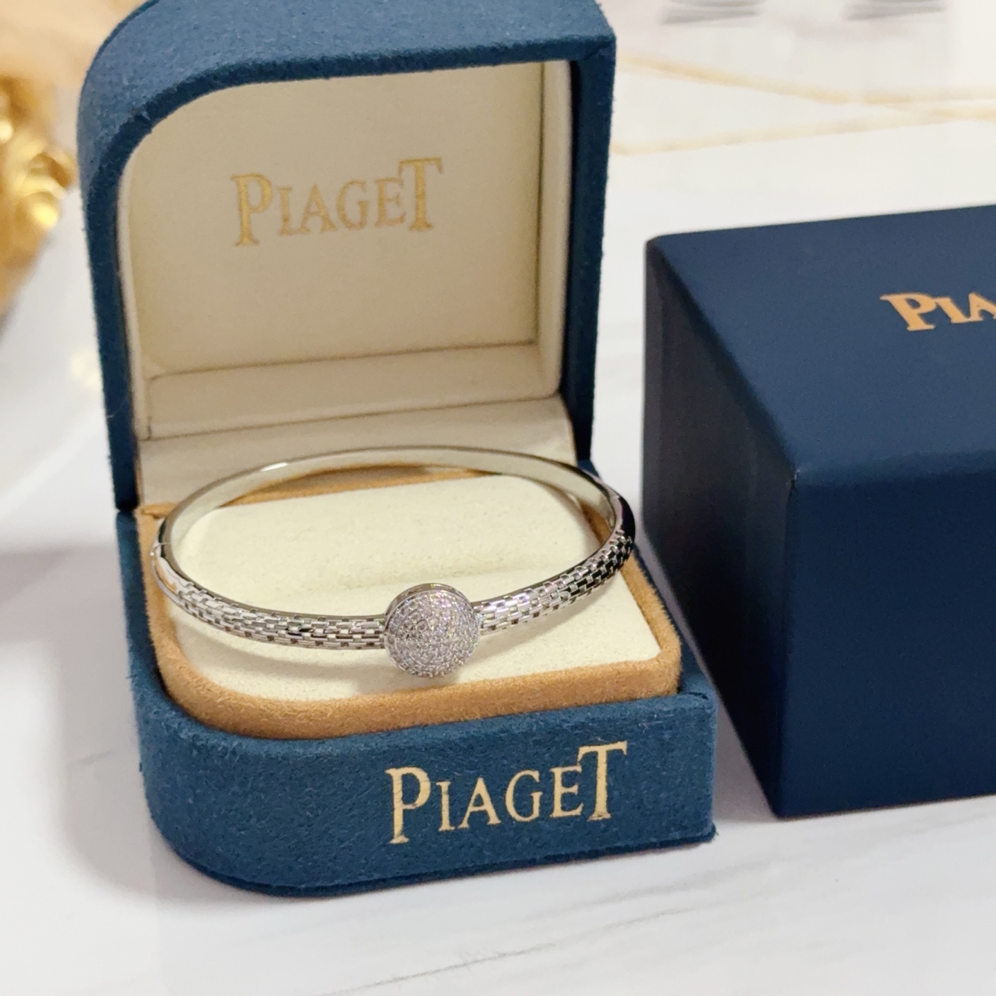 NO:604563,Piaget bracelet is a high-end customized version with inlaid diamond craftsmanship and V-gold material. The details are luxurious. The metal texture and texture complement each other and shine under the light, reflecting the luxury and elegance. Whether it is a business occasion or a sweet date, it can highlight delicacy and elegance. It is so beautiful when you get it. It is definitely your dream bracelet., jewelry boutique, Piaget, bracelet19860909Piaget伯爵手镯 高端定制版本 镶嵌钻工艺 ,V金材质 ,细节处尽显奢华.金属质感与纹理相互映衬,光线之下,熠熠生辉,体现了奢华与典雅的气质.无论是商务场合还是甜蜜约会都能凸显精致和优雅~上手都太美了,绝对是你的梦中情镯.,饰品精品,piaget,bracelet,Jewelry