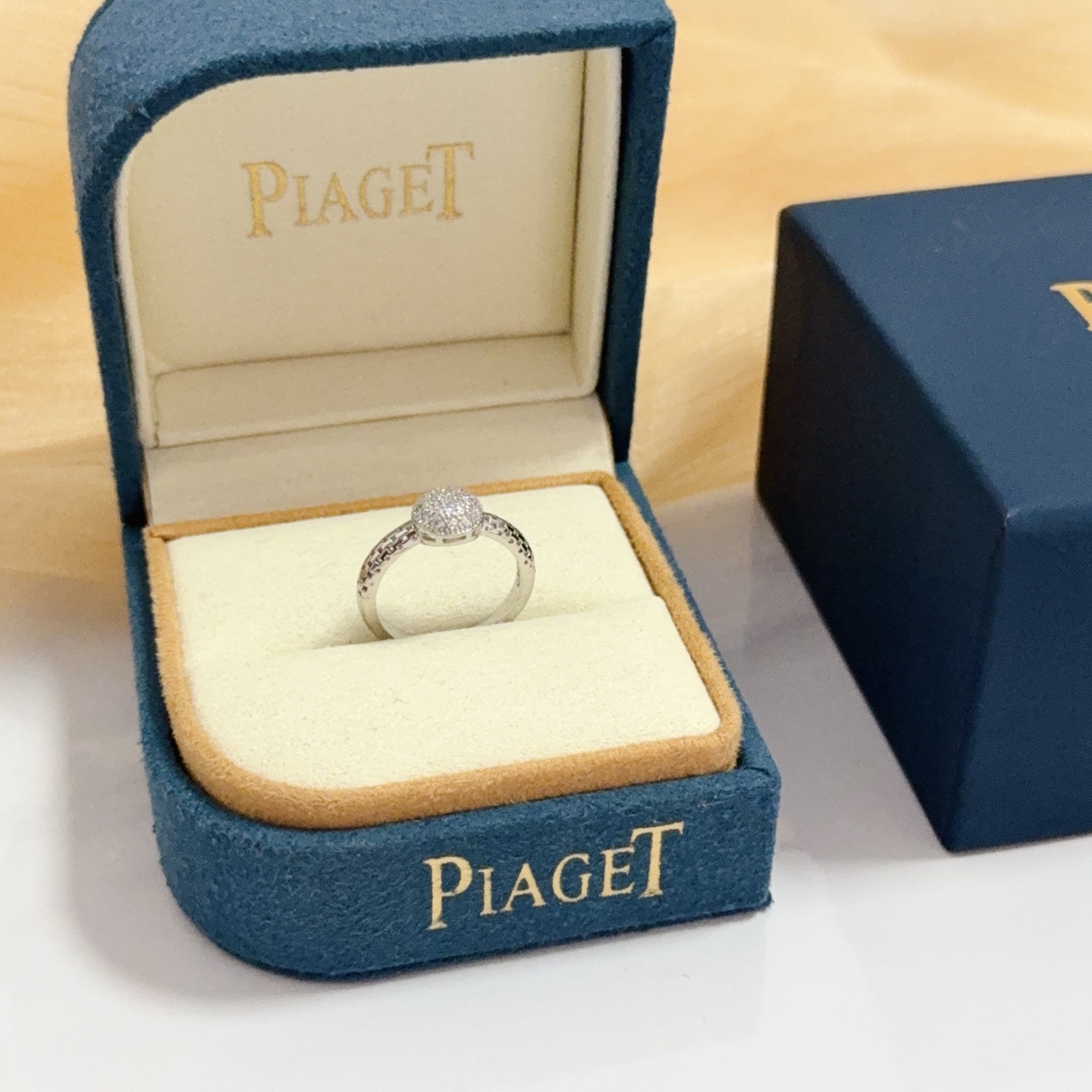 NO:604571,Piaget ring, high-end customized version, inlaid with diamonds, made of V gold, showing luxury in every detail. The metal texture and texture complement each other, shining under the light, reflecting the luxury and elegance., jewelry boutique, Piaget, ring19860909Piaget伯爵戒指,高端定制版本 镶嵌钻工艺 ,V金材质 ,细节处尽显奢华.金属质感与纹理相互映衬,光线之下,熠熠生辉,体现了奢华与典雅的气质.,饰品精品,piaget,ring,Jewelry