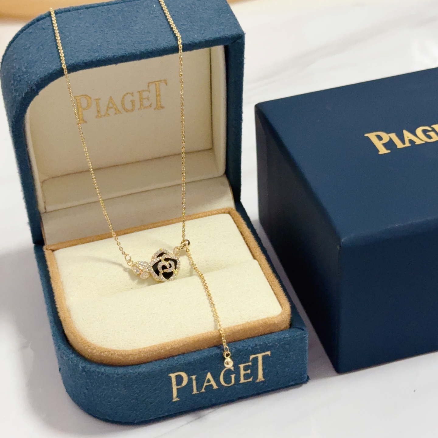 NO:604518,Piaget necklace is a high-end customized version with diamond inlay technology and V-gold material. The details are full of luxury. The metal texture and texture complement each other and shine under the light. It is low-key yet luxurious and charming. Whether it is a business occasion or a sweet date, it can highlight sophistication and elegance~, jewelry boutique, Piaget, necklace19860909Piaget伯爵项链 高端定制版本 镶嵌钻工艺 ,V金材质 ,细节处尽显奢华.金属质感与纹理相互映衬,光线之下,熠熠生辉,低调又不失奢华魅力,无论是商务场合还是甜蜜约会都能凸显精致和优雅~,饰品精品,piaget,necklace,Jewelry