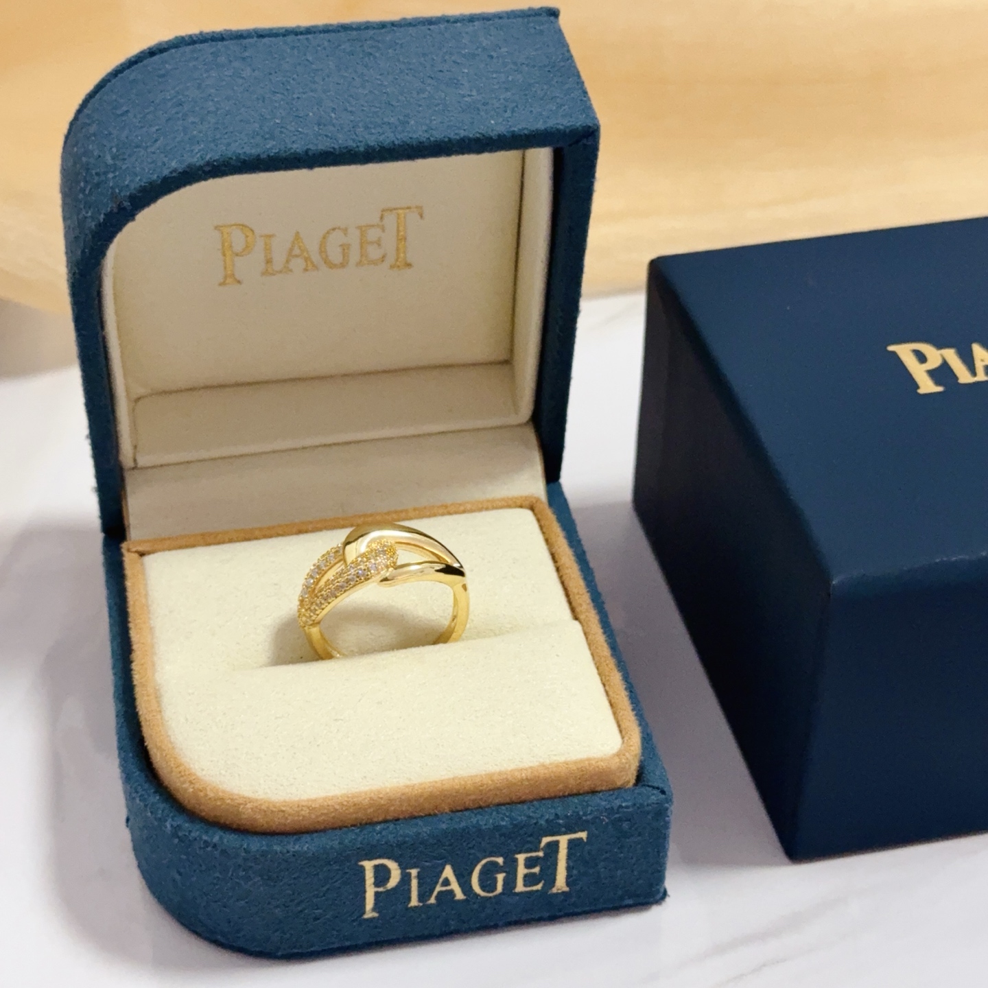 NO:604522,Piaget ring, high-end customized version, inlaid with diamonds, made of V gold, showing luxury in every detail. The metal texture and texture complement each other, shining under the light, reflecting the luxury and elegance., jewelry boutique, Piaget, ring19860909Piaget伯爵戒指,高端定制版本 镶嵌钻工艺 ,V金材质 ,细节处尽显奢华.金属质感与纹理相互映衬,光线之下,熠熠生辉,体现了奢华与典雅的气质.,饰品精品,piaget,ring,Jewelry