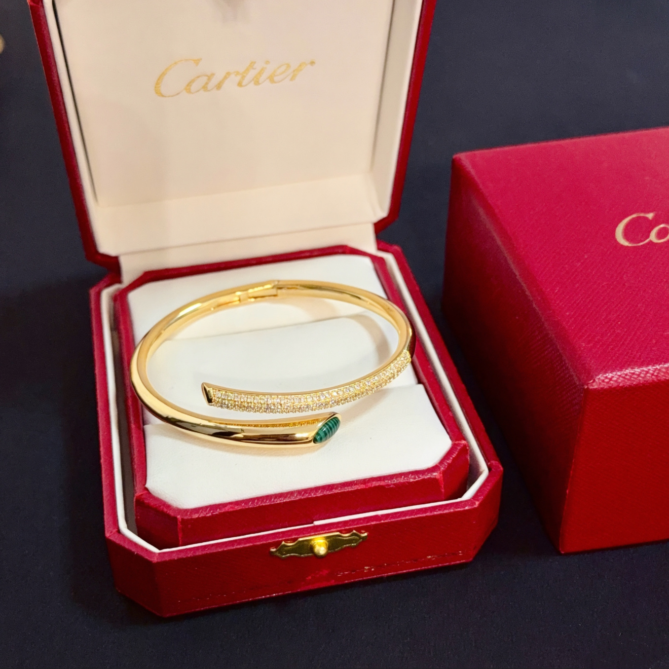 NO:604529,Cartier diamond-encrusted bracelet, high-end customized version. Diamond-encrusted craftsmanship. V-gold material. Classic and fashionable style. Reconstruct the aesthetics of love with sharp lines!  Breaking the rules, the diamond-encrusted design actually achieves the ceiling of high-end sense - no need for flashy accumulation, love should be as pure as ever. Cartier is loved by many celebrities and Internet celebrities. The Leopard series bracelet is absolutely an eternal classic, and it is not limited to men and women, and there is no age limit!  Wear it and you will be the center of attention!  , jewelry boutique, cartier, bracelet19860909卡地亚镶钻手镯,高端定制版本 镶嵌钻工艺 V金材质 经典而时尚风格 用凌厉线条重构爱情美学！打破常规,镶嵌钻设计反而成就高级感天花板——无需浮华堆砌,爱本应纯粹如初 卡地亚受众多明星网红的爱戴 豹子系列手镯 绝对是永恒经典 而且男女不限 年龄不限 ！戴上它你就是焦点！,饰品精品,cartier,bracelet,Jewelry