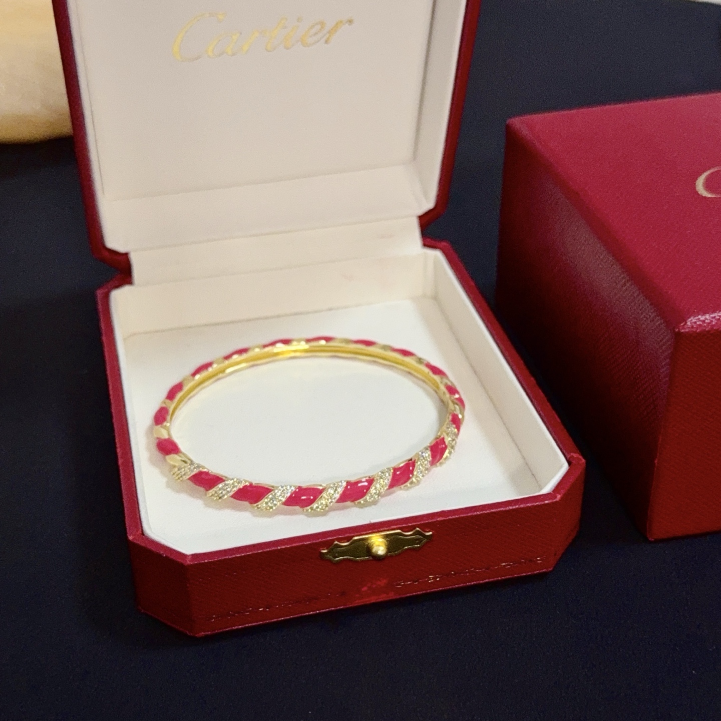 NO:604541,Cartier diamond-encrusted bracelet, high-end customized version. Diamond-encrusted craftsmanship. V-gold material. Classic and fashionable style. Reconstruct the aesthetics of love with sharp lines!  Breaking the rules, the diamond-encrusted design actually achieves the ceiling of high-end sense - no need for flashy accumulation, love should be as pure as ever. Cartier is loved by many celebrities and Internet celebrities. The Leopard series bracelet is absolutely an eternal classic, and it is not limited to men and women, and there is no age limit!  Wear it and you will be the center of attention!  , jewelry boutique, cartier, bracelet19860909卡地亚镶钻手镯,高端定制版本 镶嵌钻工艺 V金材质 经典而时尚风格 用凌厉线条重构爱情美学！打破常规,镶嵌钻设计反而成就高级感天花板——无需浮华堆砌,爱本应纯粹如初 卡地亚受众多明星网红的爱戴 豹子系列手镯 绝对是永恒经典 而且男女不限 年龄不限 ！戴上它你就是焦点！,饰品精品,cartier,bracelet,Jewelry