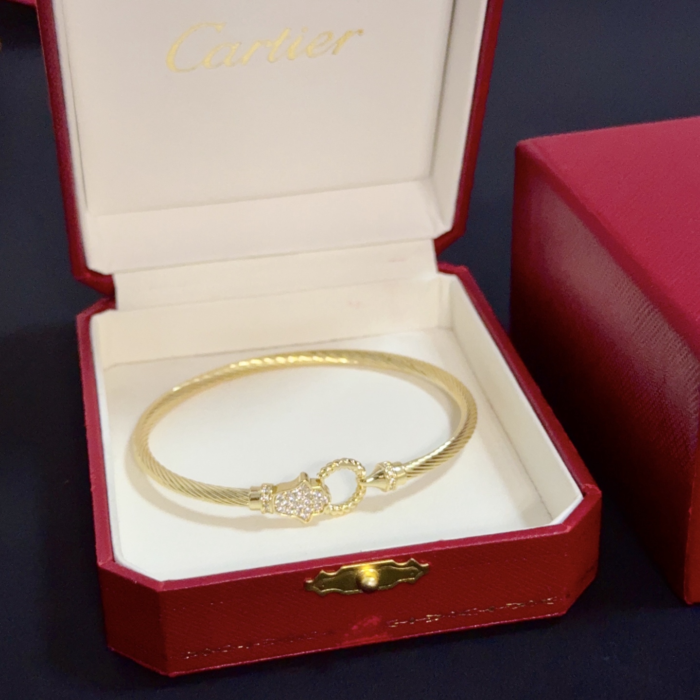 NO:604550,Cartier diamond-encrusted bracelet, high-end customized version. Diamond-encrusted craftsmanship. V-gold material. Classic and fashionable style. Reconstruct the aesthetics of love with sharp lines!  Breaking the rules, the diamond-encrusted design actually achieves the ceiling of high-end sense - no need for flashy accumulation, love should be as pure as ever. Cartier is loved by many celebrities and Internet celebrities. The Leopard series bracelet is absolutely an eternal classic, and it is not limited to men and women, and there is no age limit!  Wear it and you will be the center of attention!  , jewelry boutique, cartier, bracelet19860909卡地亚镶钻手镯,高端定制版本 镶嵌钻工艺 V金材质 经典而时尚风格 用凌厉线条重构爱情美学！打破常规,镶嵌钻设计反而成就高级感天花板——无需浮华堆砌,爱本应纯粹如初 卡地亚受众多明星网红的爱戴 豹子系列手镯 绝对是永恒经典 而且男女不限 年龄不限 ！戴上它你就是焦点！,饰品精品,cartier,bracelet,Jewelry