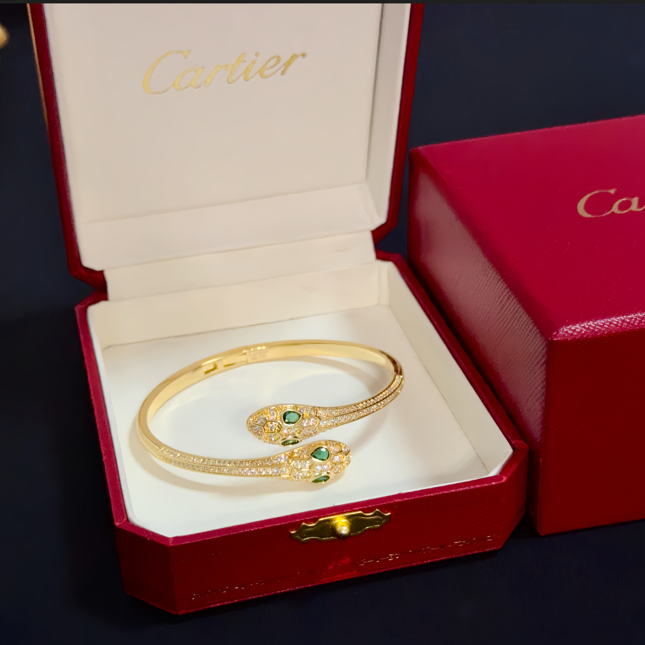 NO:604567,Cartier diamond-encrusted bracelet, high-end customized version. Diamond-encrusted craftsmanship. V-gold material. Classic and fashionable style. Reconstruct the aesthetics of love with sharp lines!  Breaking the rules, the diamond-encrusted design actually achieves the ceiling of high-end sense - no need for flashy accumulation, love should be as pure as ever. Cartier is loved by many celebrities and Internet celebrities. The Leopard series bracelet is absolutely an eternal classic, and it is not limited to men and women, and there is no age limit!  Wear it and you will be the center of attention!  , jewelry boutique, cartier, bracelet19860909卡地亚镶钻手镯,高端定制版本 镶嵌钻工艺 V金材质 经典而时尚风格 用凌厉线条重构爱情美学！打破常规,镶嵌钻设计反而成就高级感天花板——无需浮华堆砌,爱本应纯粹如初 卡地亚受众多明星网红的爱戴 豹子系列手镯 绝对是永恒经典 而且男女不限 年龄不限 ！戴上它你就是焦点！,饰品精品,cartier,bracelet,Jewelry