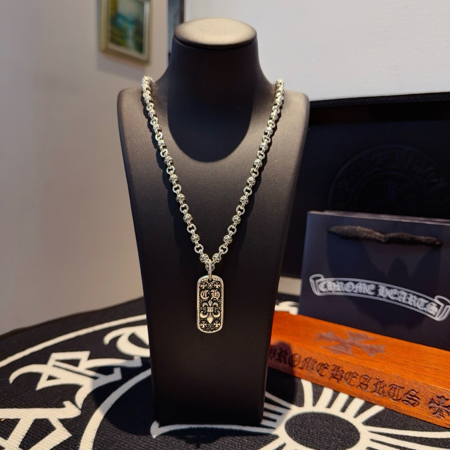 NO:604128,[Counter quality] Chrome Hearts Classic Flower Ball Necklace, Square Scout Flower Pendant. Different pattern design styles with concave and convex shapes, showing a distinctive cross. The Scout flower is the symbol of Chrome Hearts, so it is more durable. Authentic Chrome Hearts Chrome Hearts is different from the ordinary light version in the market. Check the quality of the version. Look at the printing details. The degree of retro gray oxidation. Seiko version!  !  !  Purely handmade ~ Authentic open mold fashion essentials. Can be worn by both men and women. Same style for couples. Official website original. Rock punk Thai silver style. Retro elements. Trendy and versatile!  , jewelry boutique, chrome hearts, chrome hearts, necklace19860909【专柜品质】Chrome Hearts克罗心经典花球项链,方牌童军花吊坠 凹凸造型不同的花纹设计风格 呈现出与众不同 十字架 童军花是克罗心的志 所以更经久不衰 正品打版Chrome Hearts克罗心 区别市场普通轻版 对版对标品质 看字印细节 复古做旧灰氧程度.精工版本！！！ 纯手工打造 ～正品开模潮流时尚必备 男女均可佩戴 情侣同款 官网原版 摇滚朋克泰银风格 复古元素 潮流百搭！,饰品精品,chrome hearts,chrome hearts,necklace,Jewelry