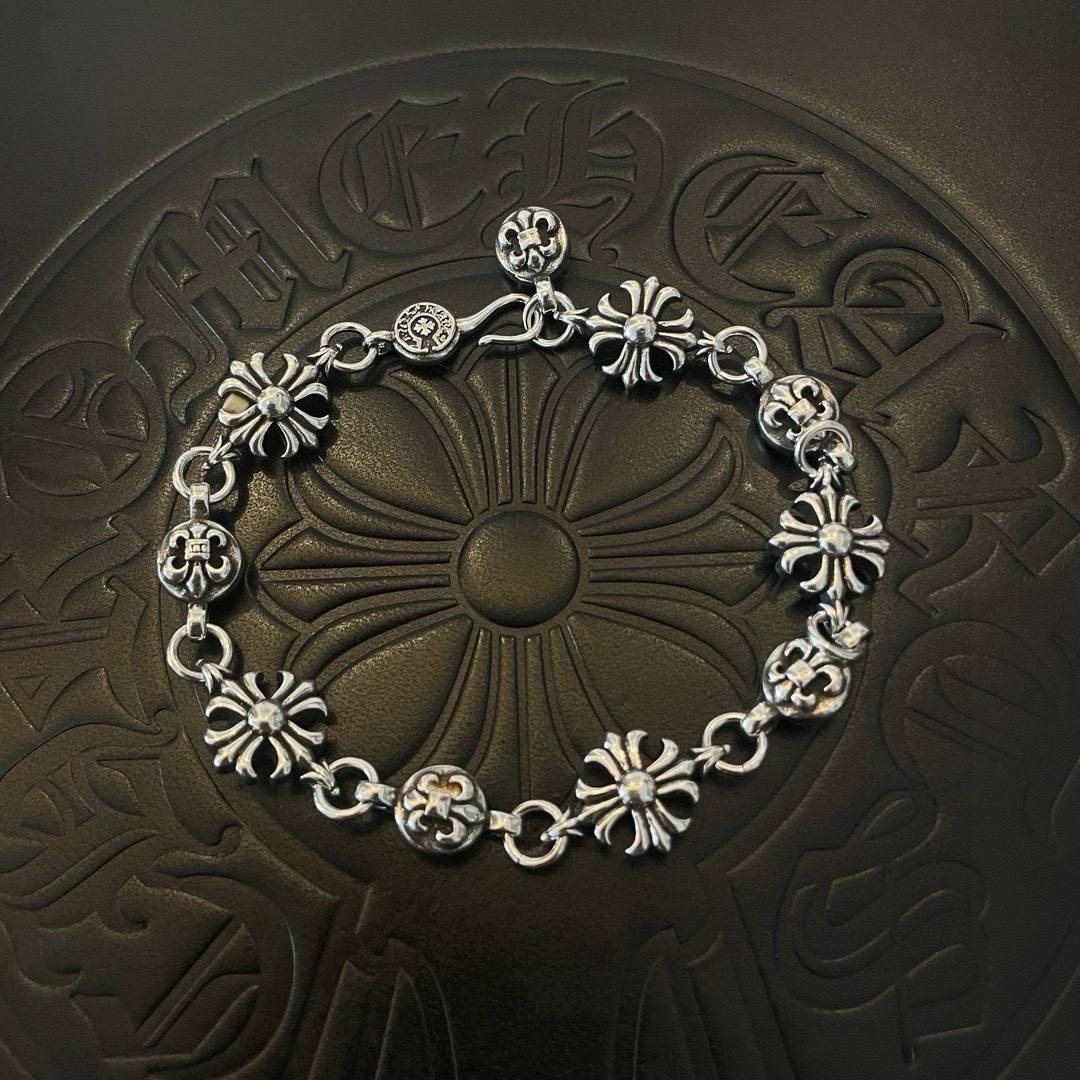 NO:604157,New [Counter Quality] Chrome Hearts Cross* multi-element bracelet. The concave and convex shapes have different pattern design styles, showing a distinctive cross. The Scout flower is the symbol of Chrome Hearts, so it is more durable. Genuine pattern-printed Chrome Hearts distinguishes the ordinary light version in the market. Check the quality of the version. Look at the printing details. The degree of retro gray oxidation. Seiko version!  !  !  Purely handmade ~ Authentic open mold fashion essentials. Can be worn by both men and women. Same style for couples. Official website original. Rock punk Thai silver style. Retro elements. Trendy and versatile!  , jewelry boutique, chrome hearts, chrome hearts, bracelet19860909新款【专柜品质】Chrome Hearts克罗心 十字架*多元素手链 凹凸造型不同的花纹设计风格 呈现出与众不同 十字架 童军花是克罗心的志 所以更经久不衰 正品打版Chrome Hearts克罗心 区别市场普通轻版 对版对标品质 看字印细节 复古做旧灰氧程度.精工版本！！！ 纯手工打造 ～正品开模潮流时尚必备 男女均可佩戴 情侣同款 官网原版 摇滚朋克泰银风格 复古元素 潮流百搭！,饰品精品,chrome hearts,chrome hearts,bracelet,Jewelry