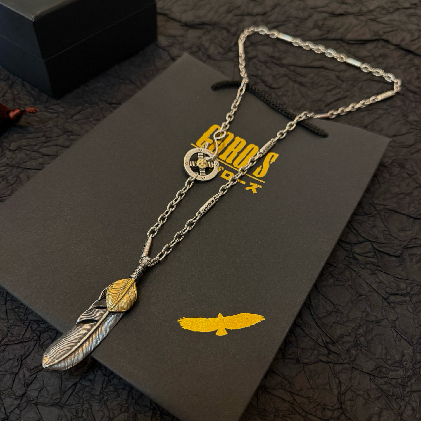 💰185   【新品上架】Goro’s高桥吾郎上金羽毛项链 顶级版本 认准独家拍摄 主攻高端市场 绝对区别普通版本！图片产品细节与ZP一致！原版制作工艺 精工品质 纯手工打造 ～正品开模💝潮流时尚必备 男女均可佩戴 情侣款同款 摇滚朋克泰银风格 复古元素 潮流百搭 官网同款❤️