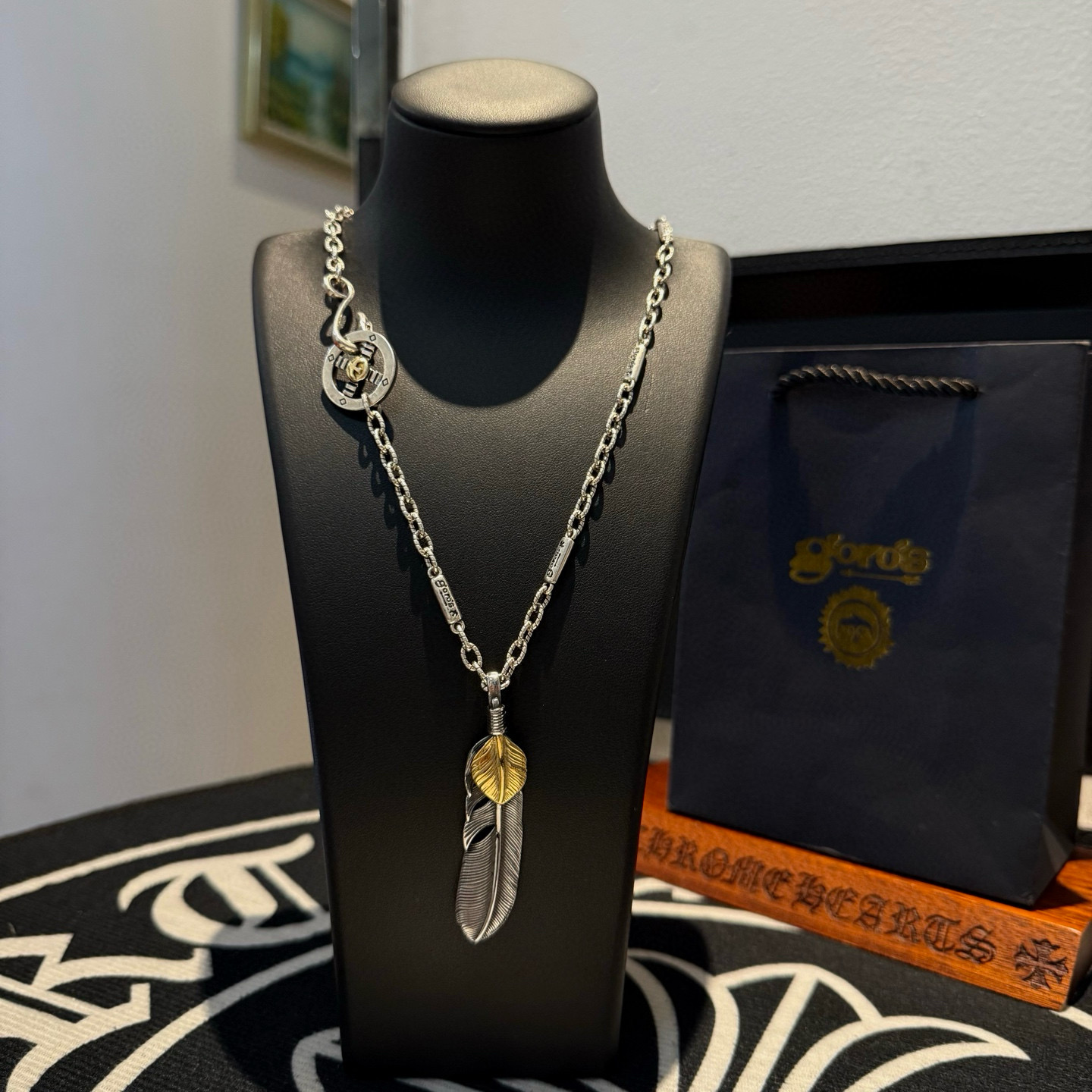 NO:604184,[New product on the shelves] Goro’s Goro Takahashi Golden Feather Necklace, top-notch version. Be sure to take exclusive photos. Focus on the high-end market. It is absolutely different from the ordinary version!  The product details in the pictures are consistent with ZP!  Original production process, exquisite quality, purely handmade ~ Authentic mold opening, trendy and fashionable must-have, can be worn by both men and women, the same style for couples, rock punk Thai silver style, retro elements, trendy and versatile, the same style as the official website, boutique jewelry, necklace19860909【新品上架】Goro’s高桥吾郎上金羽毛项链 顶级版本 认准独家拍摄 主攻高端市场 绝对区别普通版本！图片产品细节与ZP一致！原版制作工艺 精工品质 纯手工打造 ～正品开模潮流时尚必备 男女均可佩戴 情侣款同款 摇滚朋克泰银风格 复古元素 潮流百搭 官网同款,饰品精品,necklace,Jewelry