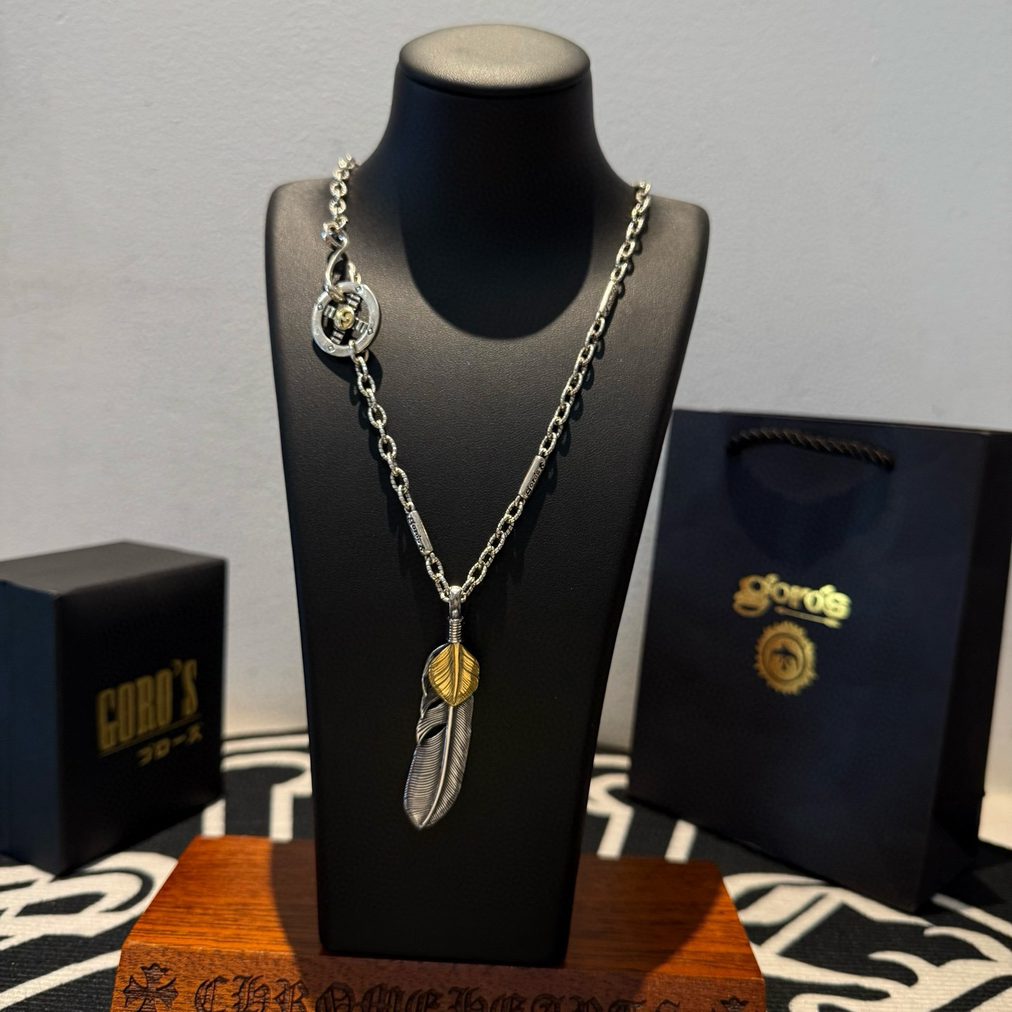 💰185   【新品上架】Goro’s高桥吾郎上金羽毛项链 顶级版本 认准独家拍摄 主攻高端市场 绝对区别普通版本！图片产品细节与ZP一致！原版制作工艺 精工品质 纯手工打造 ～正品开模💝潮流时尚必备 男女均可佩戴 情侣款同款 摇滚朋克泰银风格 复古元素 潮流百搭 官网同款❤️