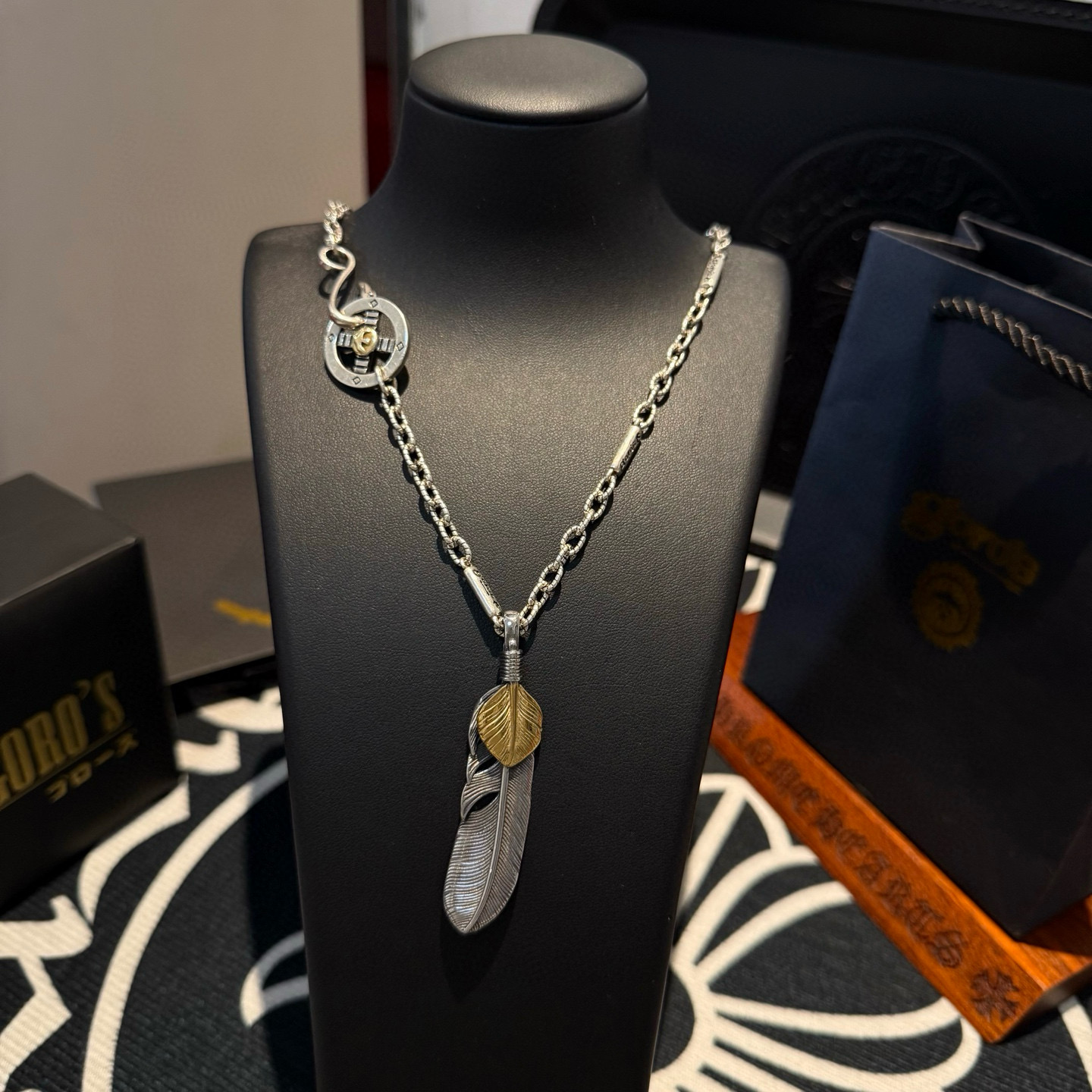 💰185   【新品上架】Goro’s高桥吾郎上金羽毛项链 顶级版本 认准独家拍摄 主攻高端市场 绝对区别普通版本！图片产品细节与ZP一致！原版制作工艺 精工品质 纯手工打造 ～正品开模💝潮流时尚必备 男女均可佩戴 情侣款同款 摇滚朋克泰银风格 复古元素 潮流百搭 官网同款❤️