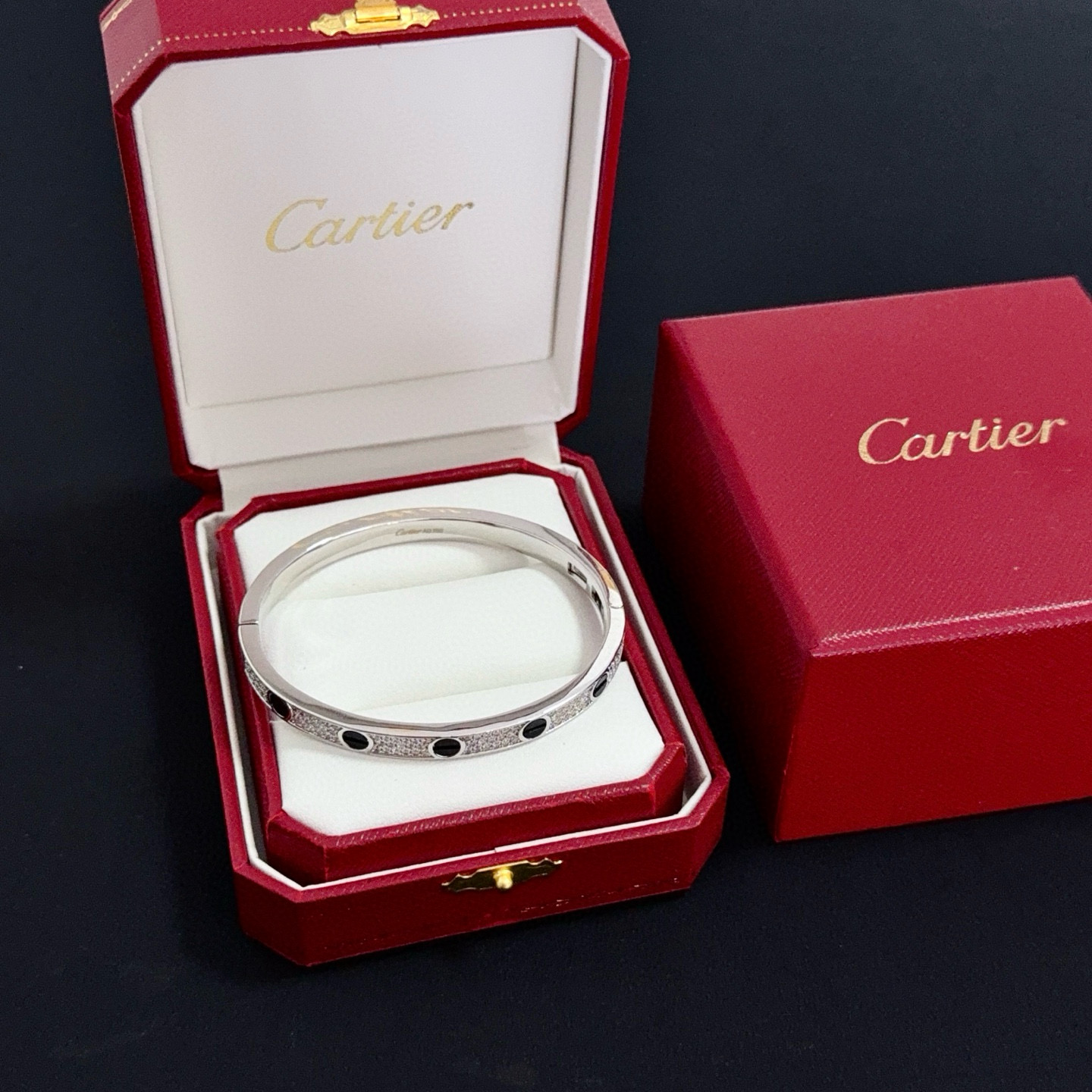 NO:604530,Cartier diamond-encrusted bracelet, high-end customized version, diamond-encrusted craftsmanship, V gold material, classic and fashionable style, reconstruct the aesthetics of love with sharp lines!  Breaking the rules, the diamond-encrusted design actually achieves the ceiling of high-end sense - no need for flashy accumulation, love should be as pure as ever. Cartier is loved by many celebrities and Internet celebrities. The Leopard series bracelet is absolutely an eternal classic, and it is not limited to men and women, and there is no age limit!  Wear it and you will be the center of attention!  , jewelry boutique, cartier, bracelet19860909卡地亚镶钻手镯 高端定制版本 镶嵌钻工艺 V金材质 经典而时尚风格 用凌厉线条重构爱情美学！打破常规,镶嵌钻设计反而成就高级感天花板——无需浮华堆砌,爱本应纯粹如初 卡地亚受众多明星网红的爱戴 豹子系列手镯 绝对是永恒经典 而且男女不限 年龄不限 ！戴上它你就是焦点！,饰品精品,cartier,bracelet,Jewelry