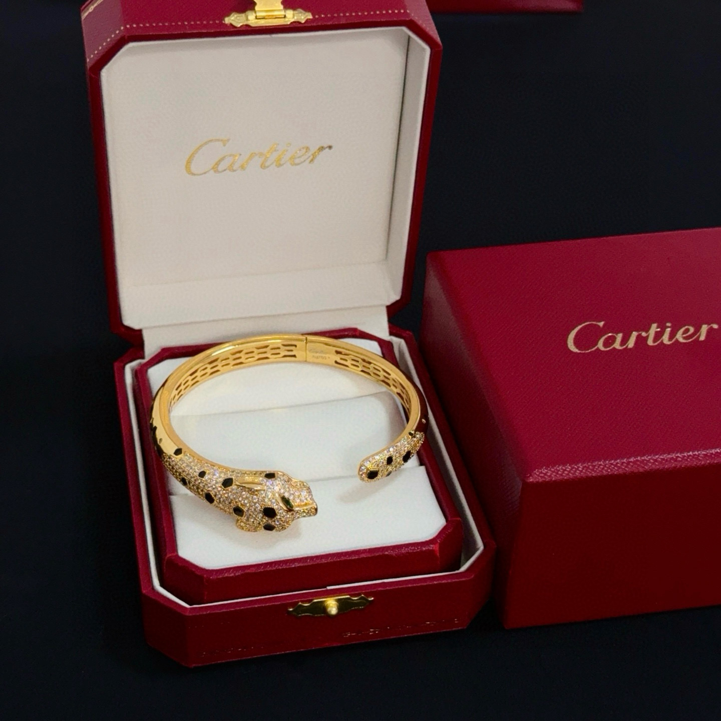 NO:604566,Cartier diamond-encrusted leopard bracelet, high-end customized version, diamond-encrusted craftsmanship, V gold material, classic and fashionable style, reconstruct the aesthetics of love with sharp lines!  Breaking the rules, the diamond-encrusted design actually achieves the ceiling of high-end sense - no need for flashy accumulation, love should be as pure as ever. Cartier is loved by many celebrities and Internet celebrities. The Leopard series bracelet is absolutely an eternal classic, and it is not limited to men and women, and there is no age limit!  Wear it and you will be the center of attention!  , jewelry boutique, cartier, bracelet19860909卡地亚镶钻豹子手镯 高端定制版本 镶嵌钻工艺 V金材质 经典而时尚风格 用凌厉线条重构爱情美学！打破常规,镶嵌钻设计反而成就高级感天花板——无需浮华堆砌,爱本应纯粹如初 卡地亚受众多明星网红的爱戴 豹子系列手镯 绝对是永恒经典 而且男女不限 年龄不限 ！戴上它你就是焦点！,饰品精品,cartier,bracelet,Jewelry