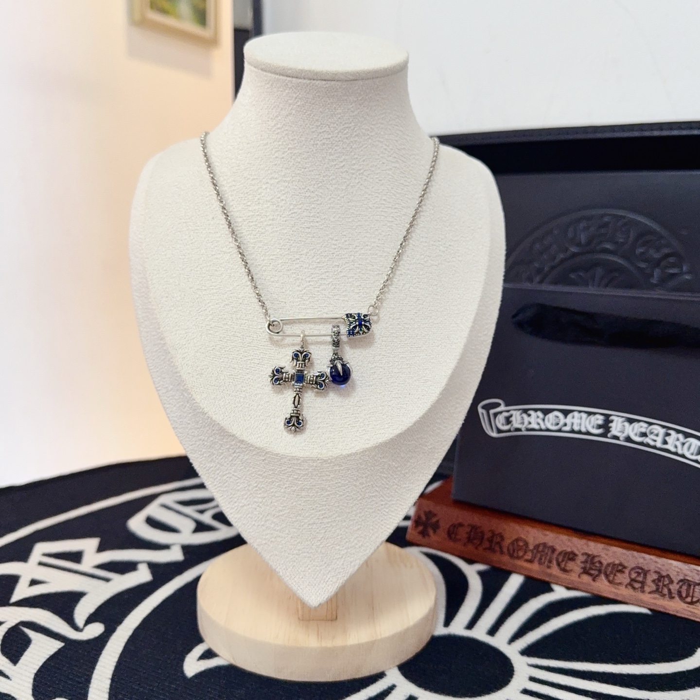 NO:604214,New [counter quality] Chrome Hearts Classic Retro Pin Necklace. Concave and convex shapes with different pattern design styles, showing a distinctive cross. The Scout flower is the symbol of Chrome Hearts, so it is more durable. Genuine pattern-printed Chrome Hearts distinguishes the ordinary light version in the market. Match the version and standard quality. Look at the printing details. The degree of retro gray oxidation. Seiko version!  !  !  Purely handmade ~ Authentic open mold fashion essentials. Can be worn by both men and women. Same style for couples. Official website original. Rock punk Thai silver style. Retro elements. Trendy and versatile!  , jewelry boutique, chrome hearts, chrome hearts, necklace19860909新款【专柜品质】Chrome Hearts克罗心经典复古别针项链 凹凸造型不同的花纹设计风格 呈现出与众不同 十字架 童军花是克罗心的志 所以更经久不衰 正品打版Chrome Hearts克罗心 区别市场普通轻版 对版对标品质 看字印细节 复古做旧灰氧程度.精工版本！！！ 纯手工打造 ～正品开模潮流时尚必备 男女均可佩戴 情侣同款 官网原版 摇滚朋克泰银风格 复古元素 潮流百搭！,饰品精品,chrome hearts,chrome hearts,necklace,Jewelry