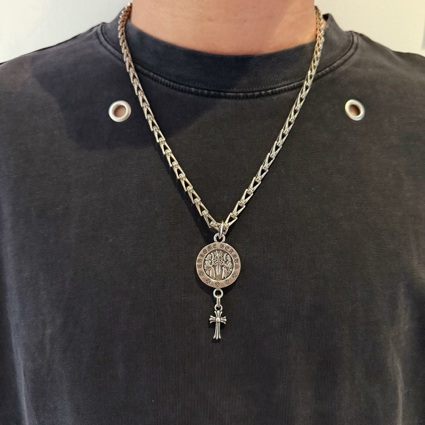 NO:604226,New [Counter Quality] Chrome Hearts Cross Necklace, Mary's Sword Cross Pendant, Concave and Concave Shapes, Different Pattern Design Styles, Presenting a Distinctive Cross, Scout Flower is Chrome Hearts' Emblem, So It's More Enduring, Genuine Patterned Chrome Hearts, Differentiating from Ordinary Light Versions in the Market, Matching Standard Quality, Look at the Printing Details, Retro and Old Gray Oxygen Level. Seiko Version!  !  !  Purely handmade ~ Authentic open mold fashion essentials. Can be worn by both men and women. Same style for couples. Official website original. Rock punk Thai silver style. Retro elements. Trendy and versatile!  , jewelry boutique, chrome hearts, chrome hearts, necklace19860909新款【专柜品质】Chrome Hearts克罗心 十字架项链 圣母宝剑十字架吊坠 凹凸造型不同的花纹设计风格 呈现出与众不同 十字架 童军花是克罗心的志 所以更经久不衰 正品打版Chrome Hearts克罗心 区别市场普通轻版 对版对标品质 看字印细节 复古做旧灰氧程度.精工版本！！！ 纯手工打造 ～正品开模潮流时尚必备 男女均可佩戴 情侣同款 官网原版 摇滚朋克泰银风格 复古元素 潮流百搭！,饰品精品,chrome hearts,chrome hearts,necklace,Jewelry