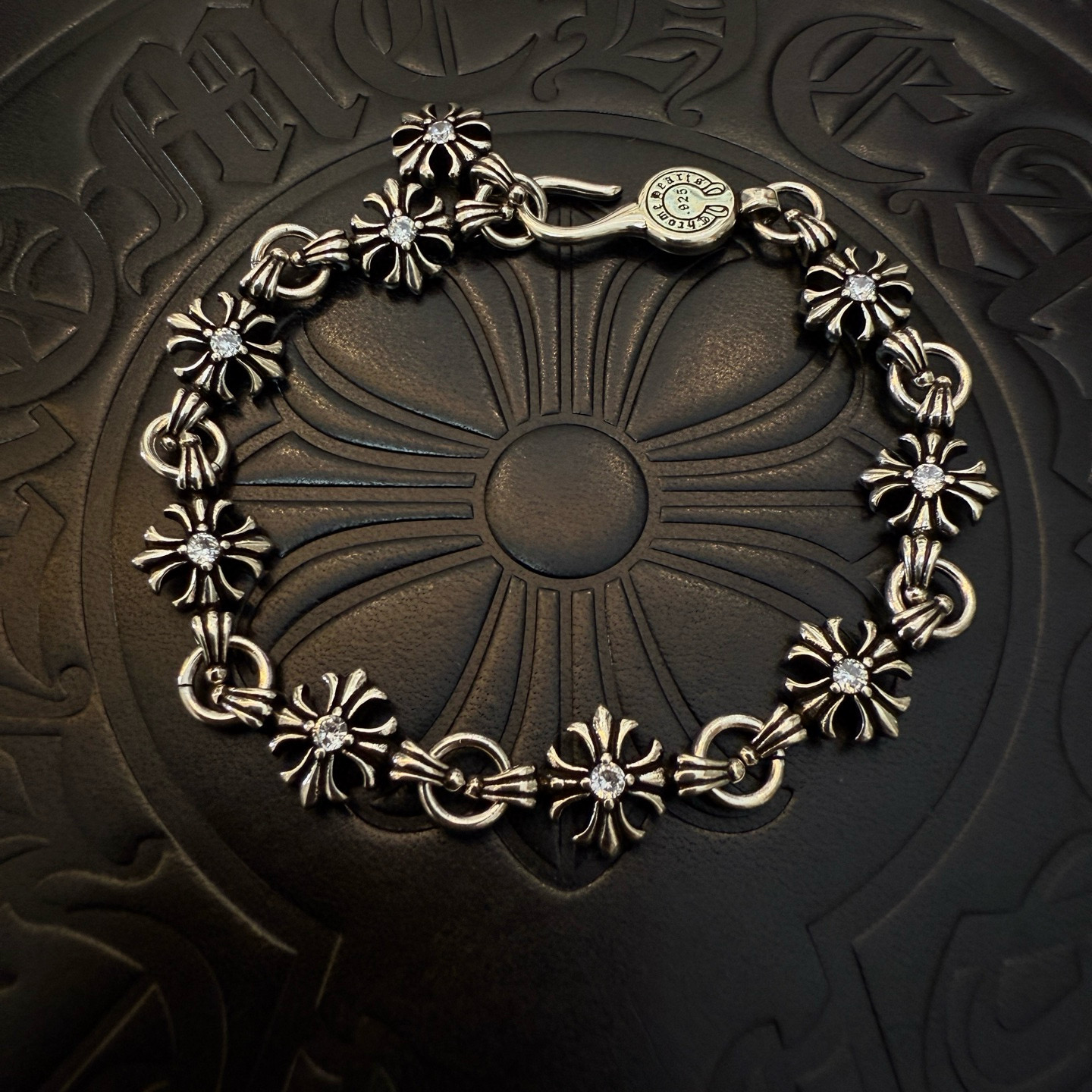 NO:604197,[Counter quality] Chrome Hearts retro cross-flowered white diamond bracelet, size 18 20 22, different concave and convex shapes, different pattern design styles, showing a distinctive cross. The Scout flower is the symbol of Chrome Hearts, so it is more durable. Genuine type-printed Chrome Hearts distinguishes the ordinary light version in the market. Match the standard quality. Look at the printing details. The degree of retro gray oxidation. Seiko version!  !  !  , jewelry boutique, chrome hearts, chrome hearts, bracelet19860909【专柜品质】Chrome Hearts克罗心复古十字花白钻手链 ,尺寸18 20 22 ,凹凸造型不同的花纹设计风格 呈现出与众不同 十字架 童军花是克罗心的志 所以更经久不衰 正品打版Chrome Hearts克罗心 区别市场普通轻版 对版对标品质 看字印细节 复古做旧灰氧程度.精工版本！！！,饰品精品,chrome hearts,chrome hearts,bracelet,Jewelry
