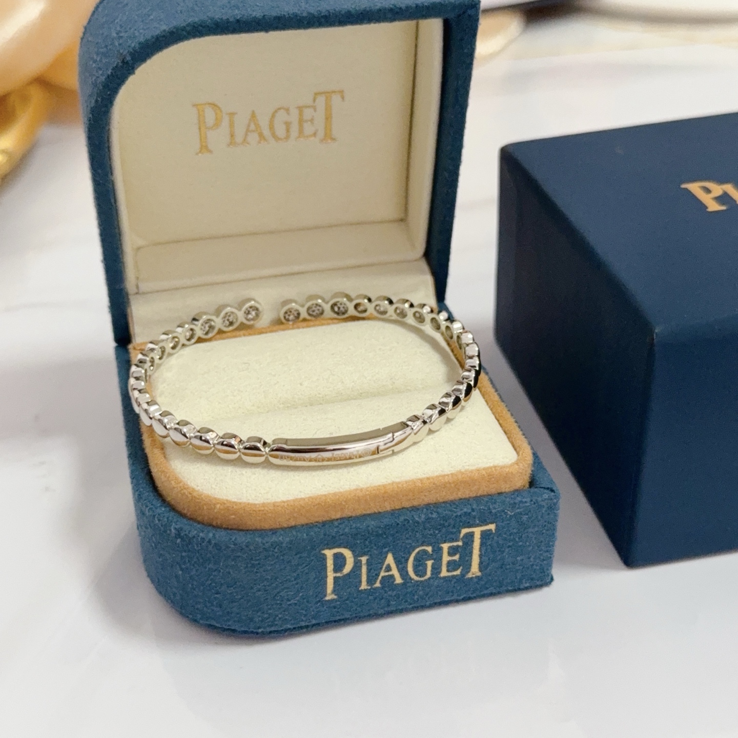 NO:604597,Piaget bracelet is a high-end customized version with inlaid diamond craftsmanship and V-gold material. The details are luxurious. The metal texture and texture complement each other and shine under the light, reflecting the luxury and elegance. Whether it is a business occasion or a sweet date, it can highlight delicacy and elegance. It is so beautiful when you get it. It is definitely your dream bracelet., jewelry boutique, Piaget, bracelet19860909Piaget伯爵手镯 高端定制版本 镶嵌钻工艺 ,V金材质 ,细节处尽显奢华.金属质感与纹理相互映衬,光线之下,熠熠生辉,体现了奢华与典雅的气质.无论是商务场合还是甜蜜约会都能凸显精致和优雅~上手都太美了,绝对是你的梦中情镯.,饰品精品,piaget,bracelet,Jewelry