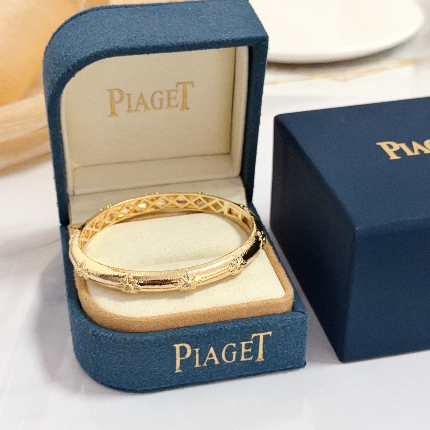 NO:604604,Piaget bracelet is a high-end customized version with inlaid diamond craftsmanship and V-gold material. The details are luxurious. The metal texture and texture complement each other and shine under the light, reflecting the luxury and elegance. Whether it is a business occasion or a sweet date, it can highlight delicacy and elegance. It is so beautiful when you get it. It is definitely your dream bracelet., jewelry boutique, Piaget, bracelet19860909Piaget伯爵手镯 高端定制版本 镶嵌钻工艺 ,V金材质 ,细节处尽显奢华.金属质感与纹理相互映衬,光线之下,熠熠生辉,体现了奢华与典雅的气质.无论是商务场合还是甜蜜约会都能凸显精致和优雅~上手都太美了,绝对是你的梦中情镯.,饰品精品,piaget,bracelet,Jewelry