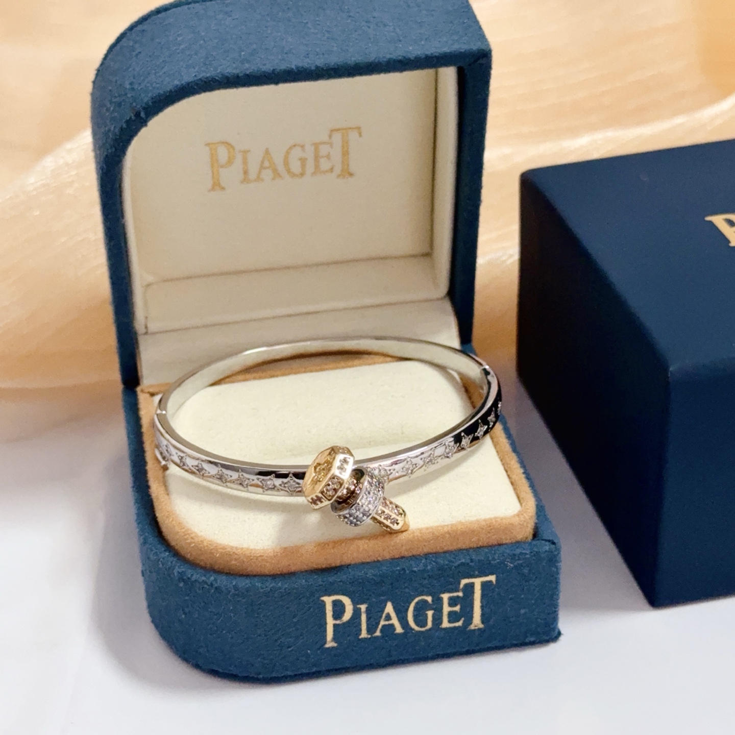 NO:604618,Piaget bracelet is a high-end customized version with inlaid diamond craftsmanship and V-gold material. The details are luxurious. The metal texture and texture complement each other and shine under the light, reflecting the luxury and elegance. Whether it is a business occasion or a sweet date, it can highlight delicacy and elegance. It is so beautiful when you get it. It is definitely your dream bracelet., jewelry boutique, Piaget, bracelet19860909Piaget伯爵手镯 高端定制版本 镶嵌钻工艺 ,V金材质 ,细节处尽显奢华.金属质感与纹理相互映衬,光线之下,熠熠生辉,体现了奢华与典雅的气质.无论是商务场合还是甜蜜约会都能凸显精致和优雅~上手都太美了,绝对是你的梦中情镯.,饰品精品,piaget,bracelet,Jewelry