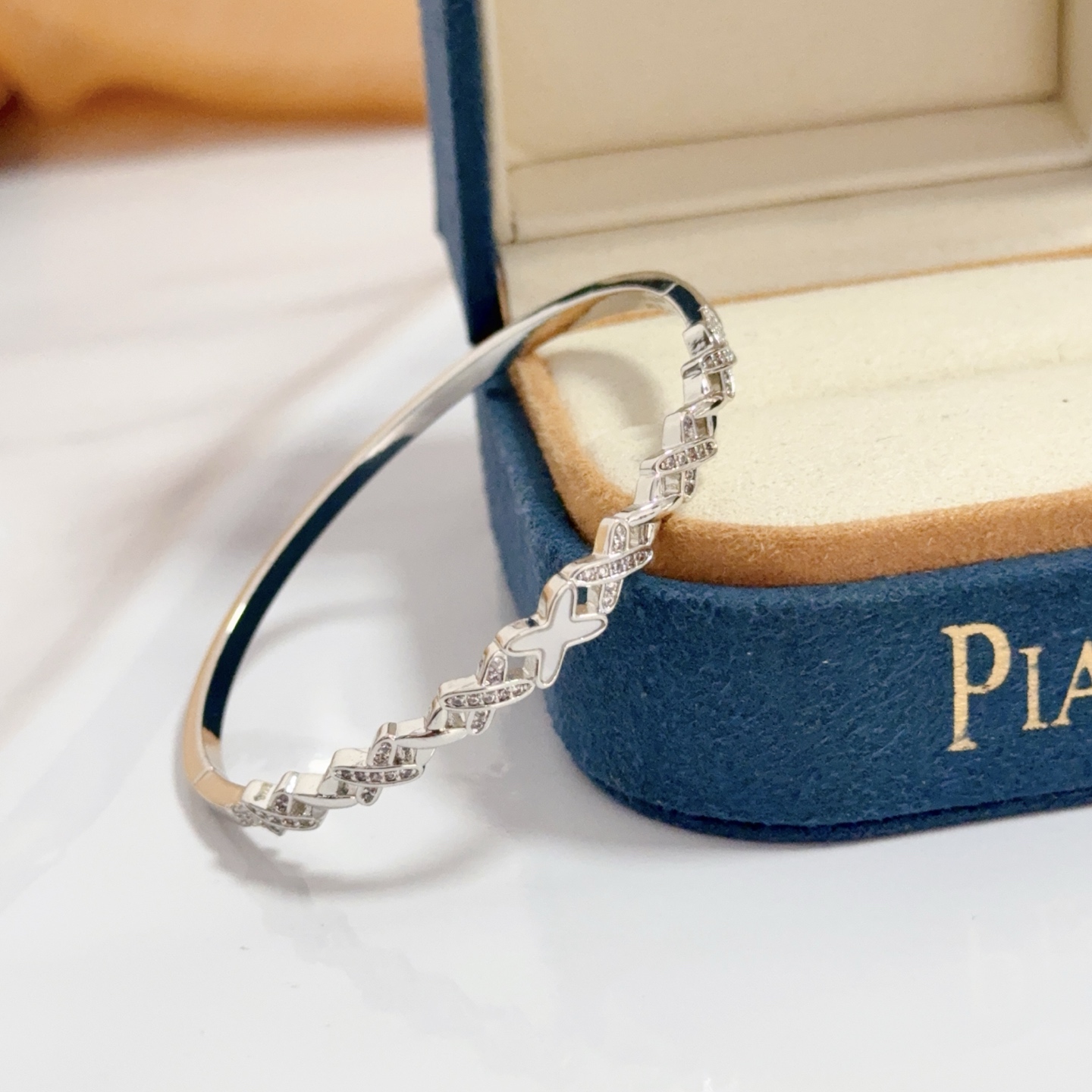 Piaget Possibly Limelight cuff bracelet watch white gold / silver case, diamond-set bezel, silver dial, silver bracelet 13mm Women's Quartz