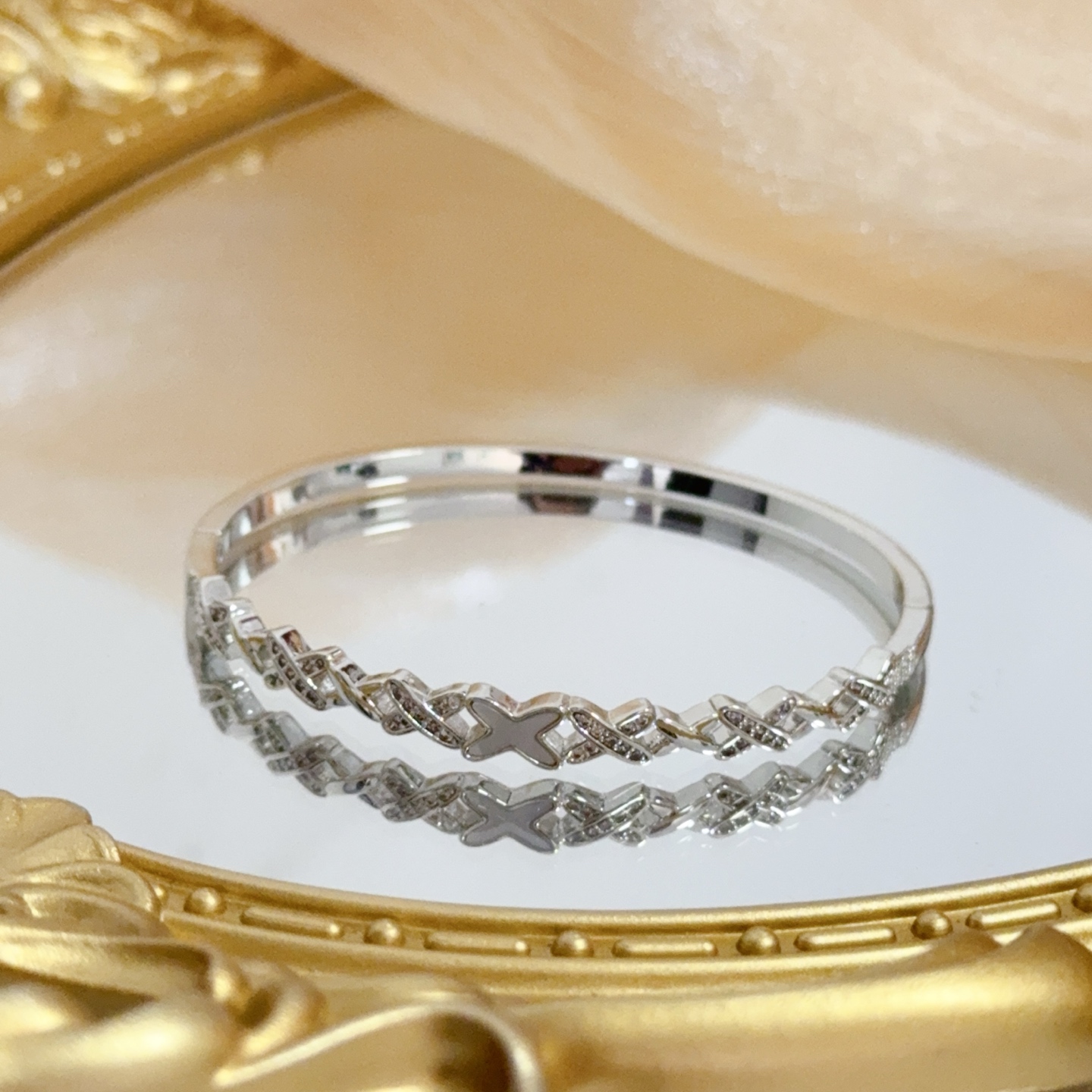 Piaget Possibly Limelight cuff bracelet watch white gold / silver case, diamond-set bezel, silver dial, silver bracelet 13mm Women's Quartz
