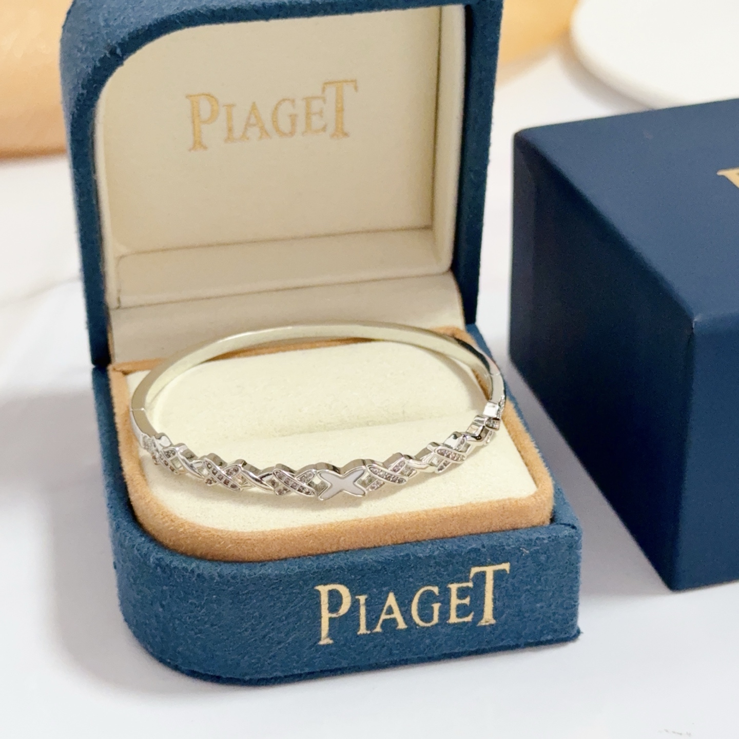 NO:604623,Piaget bracelet is a high-end customized version with inlaid diamond craftsmanship and V-gold material. The details are luxurious. The metal texture and texture complement each other and shine under the light, reflecting the luxury and elegance. Whether it is a business occasion or a sweet date, it can highlight delicacy and elegance. It is so beautiful when you get it. It is definitely your dream bracelet., jewelry boutique, Piaget, bracelet19860909Piaget伯爵手镯 高端定制版本 镶嵌钻工艺 ,V金材质 ,细节处尽显奢华.金属质感与纹理相互映衬,光线之下,熠熠生辉,体现了奢华与典雅的气质.无论是商务场合还是甜蜜约会都能凸显精致和优雅~上手都太美了,绝对是你的梦中情镯.,饰品精品,piaget,bracelet,Jewelry