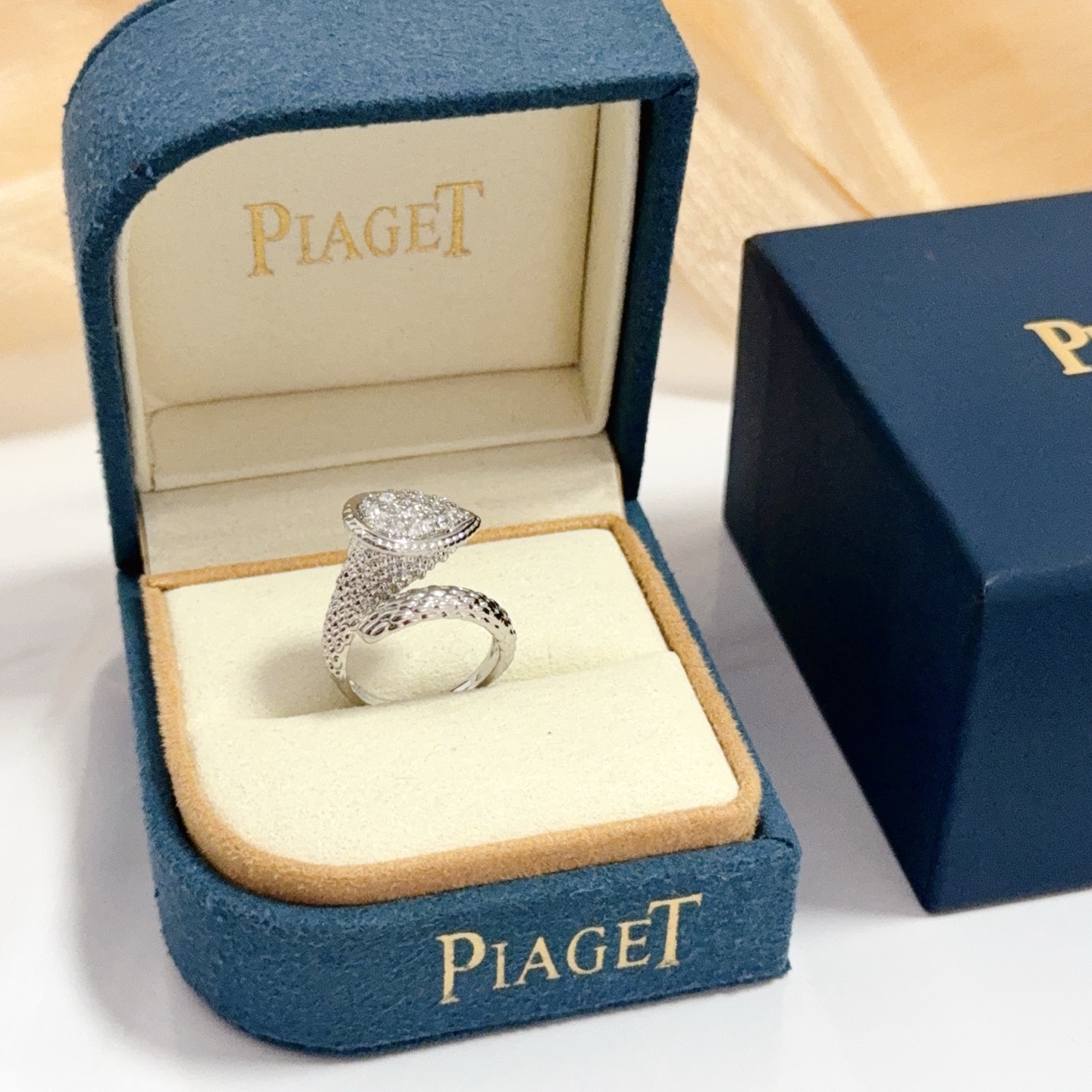 NO:604628,Piaget ring, high-end customized version, inlaid with diamonds, made of V gold, showing luxury in every detail. The metal texture and texture complement each other, shining under the light, reflecting the luxury and elegance., jewelry boutique, Piaget, ring19860909Piaget伯爵戒指,高端定制版本 镶嵌钻工艺 ,V金材质 ,细节处尽显奢华.金属质感与纹理相互映衬,光线之下,熠熠生辉,体现了奢华与典雅的气质.,饰品精品,piaget,ring,Jewelry