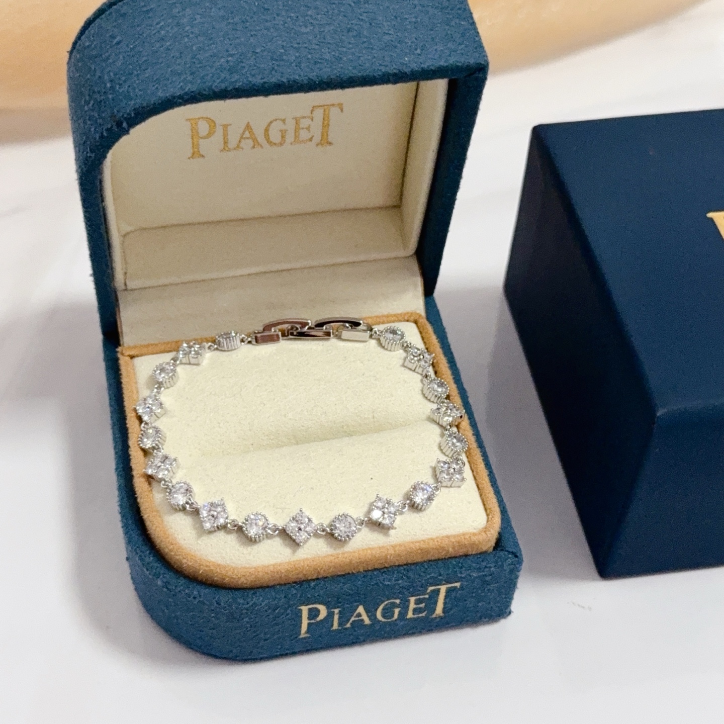 NO:604633,Piaget bracelet, high-end customized version, inlaid with diamonds, made of V gold material, showing luxury in every detail. The metal texture and texture complement each other, shining under the light, reflecting the luxury and elegance. Whether it is a business occasion or a sweet date, it can highlight the delicacy and elegance~ It is so beautiful to get it, it is definitely your dream bracelet., jewelry boutique, Piaget, bracelet19860909Piaget伯爵手链,高端定制版本 镶嵌钻工艺 ,V金材质 ,细节处尽显奢华.金属质感与纹理相互映衬,光线之下,熠熠生辉,体现了奢华与典雅的气质.无论是商务场合还是甜蜜约会都能凸显精致和优雅~上手都太美了,绝对是你的梦中情镯.,饰品精品,piaget,bracelet,Jewelry