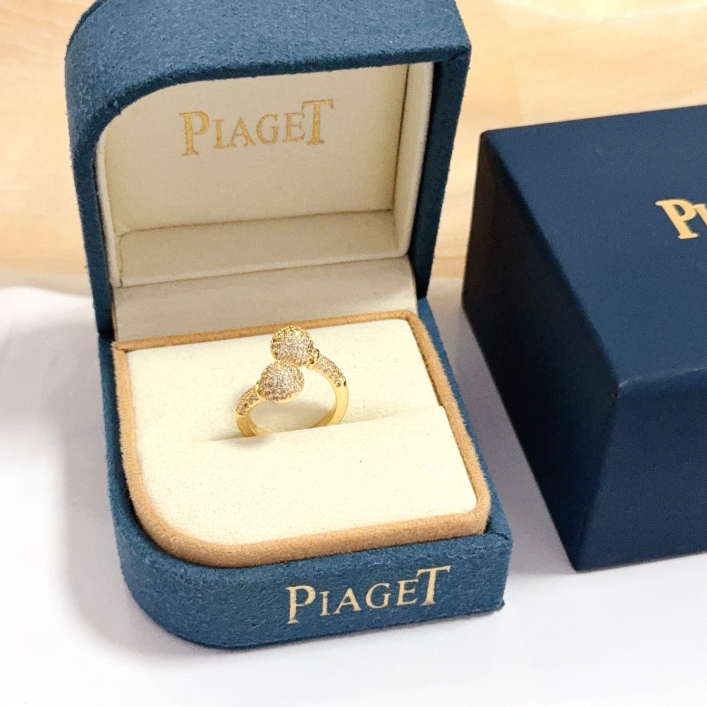 NO:604638,Piaget ring, high-end customized version, inlaid with diamonds, made of V gold, showing luxury in every detail. The metal texture and texture complement each other, shining under the light, reflecting the luxury and elegance., jewelry boutique, Piaget, ring19860909Piaget伯爵戒指,高端定制版本 镶嵌钻工艺 ,V金材质 ,细节处尽显奢华.金属质感与纹理相互映衬,光线之下,熠熠生辉,体现了奢华与典雅的气质.,饰品精品,piaget,ring,Jewelry